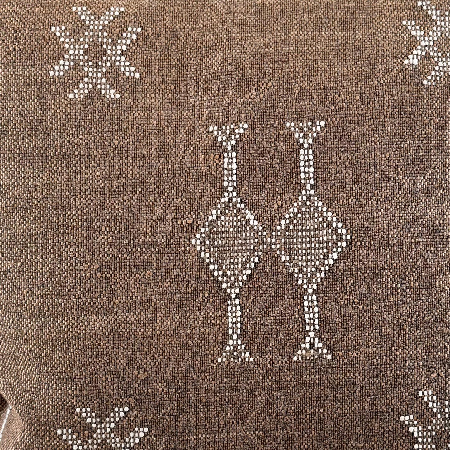 Detail foto patroon van Marokkaans sabra silk kussenhoes No.04 uit de Earth brown collectie