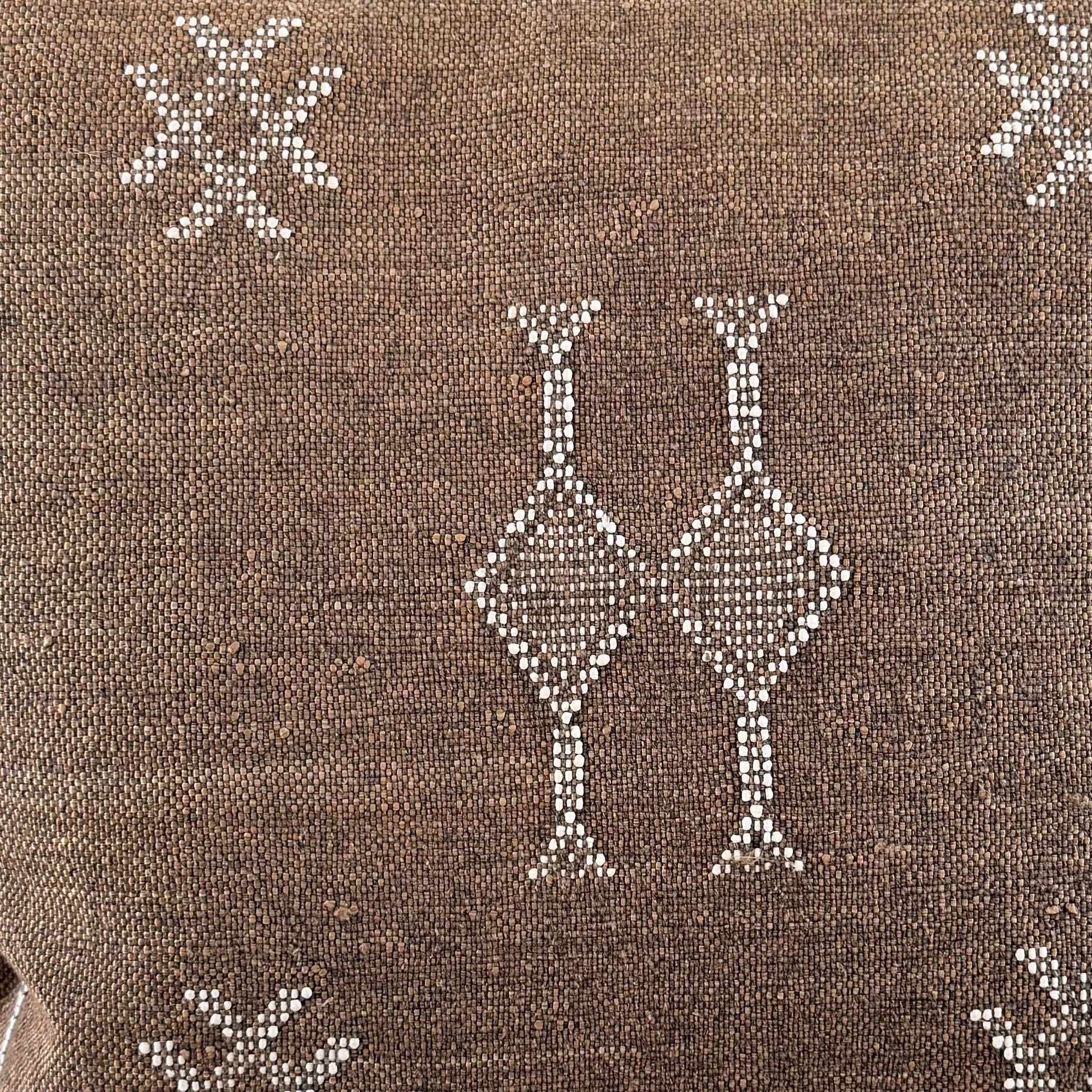 Detail foto patroon van Marokkaans sabra silk kussenhoes No.04 uit de Earth brown collectie