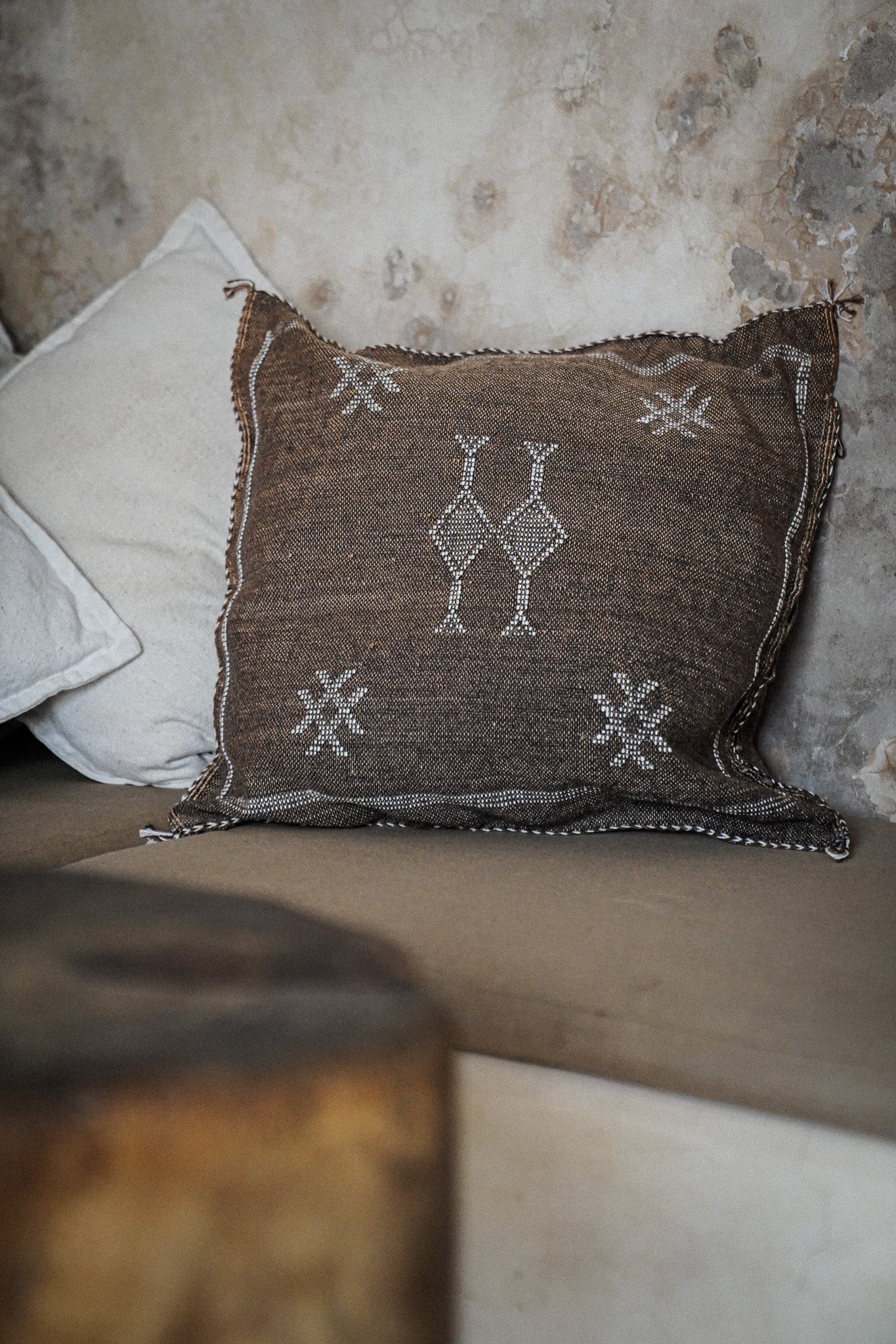Marokkaans sabra silk kussenhoes uit de Earth brown collectie met geleefde achtergrond