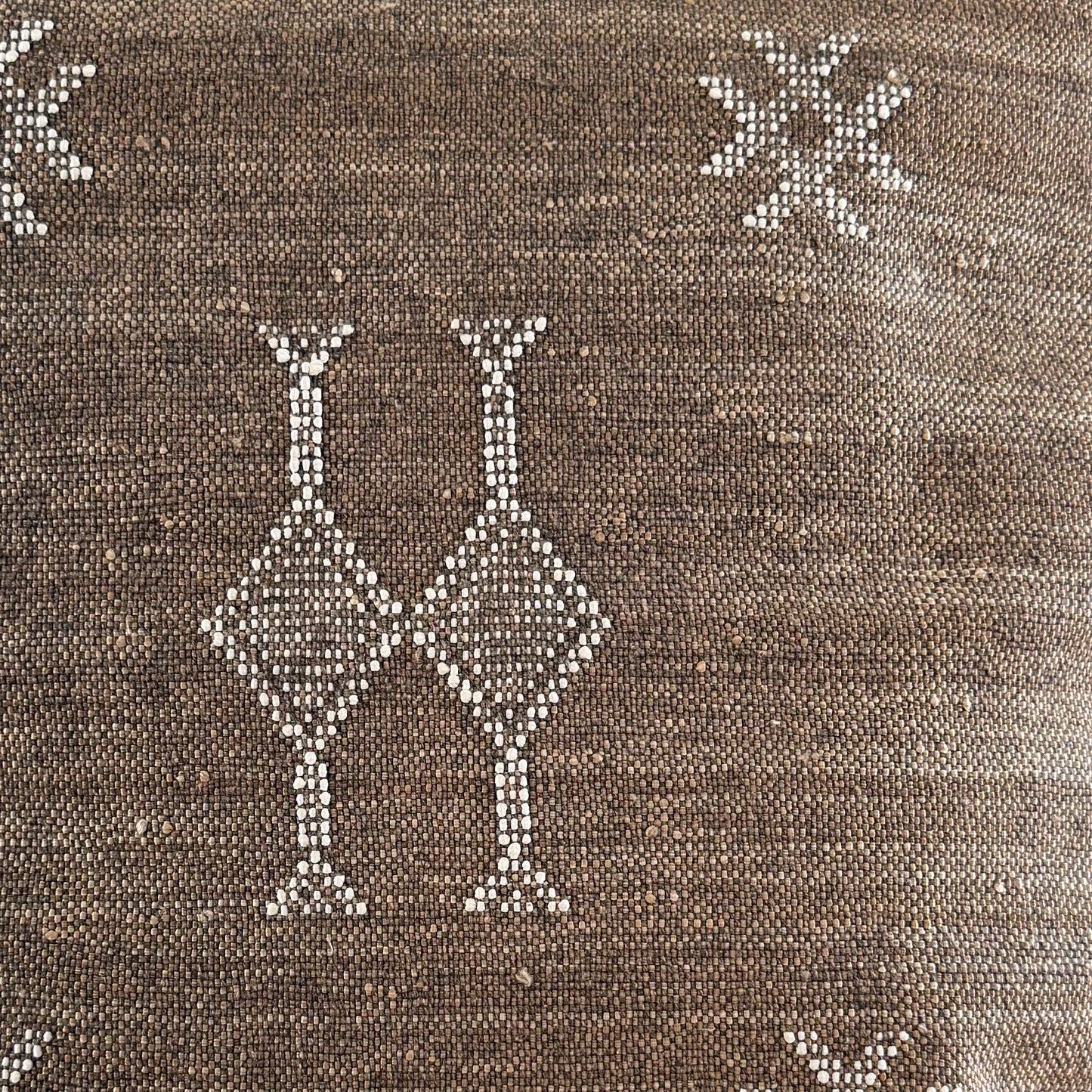 Detail foto patroon van Marokkaans sabra silk kussenhoes No.05 uit de Earth brown collectie