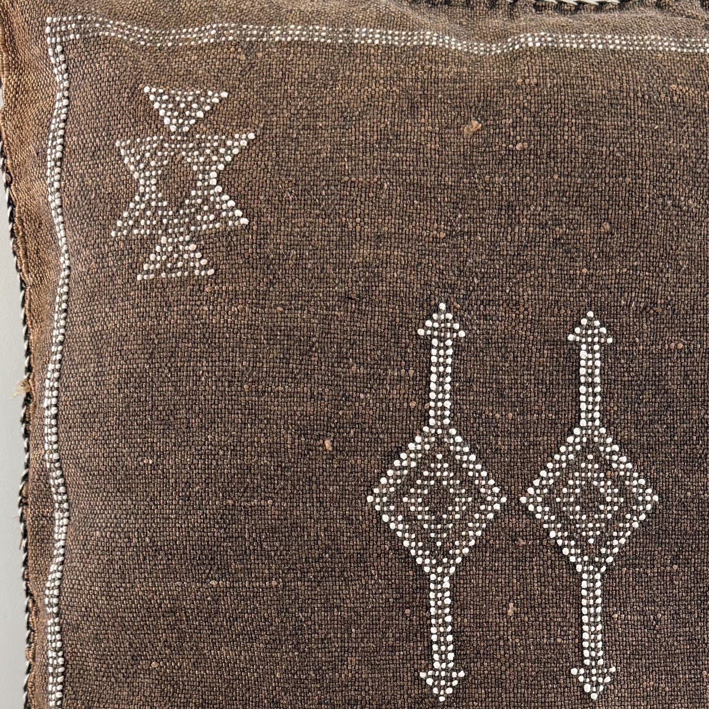Detail foto patroon van Marokkaans sabra silk kussenhoes No.06 uit de Earth brown collectie