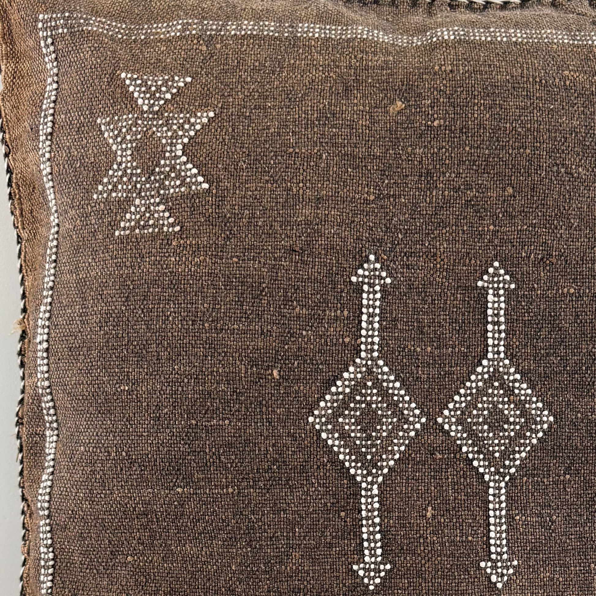 Detail foto patroon van Marokkaans sabra silk kussenhoes No.06 uit de Earth brown collectie