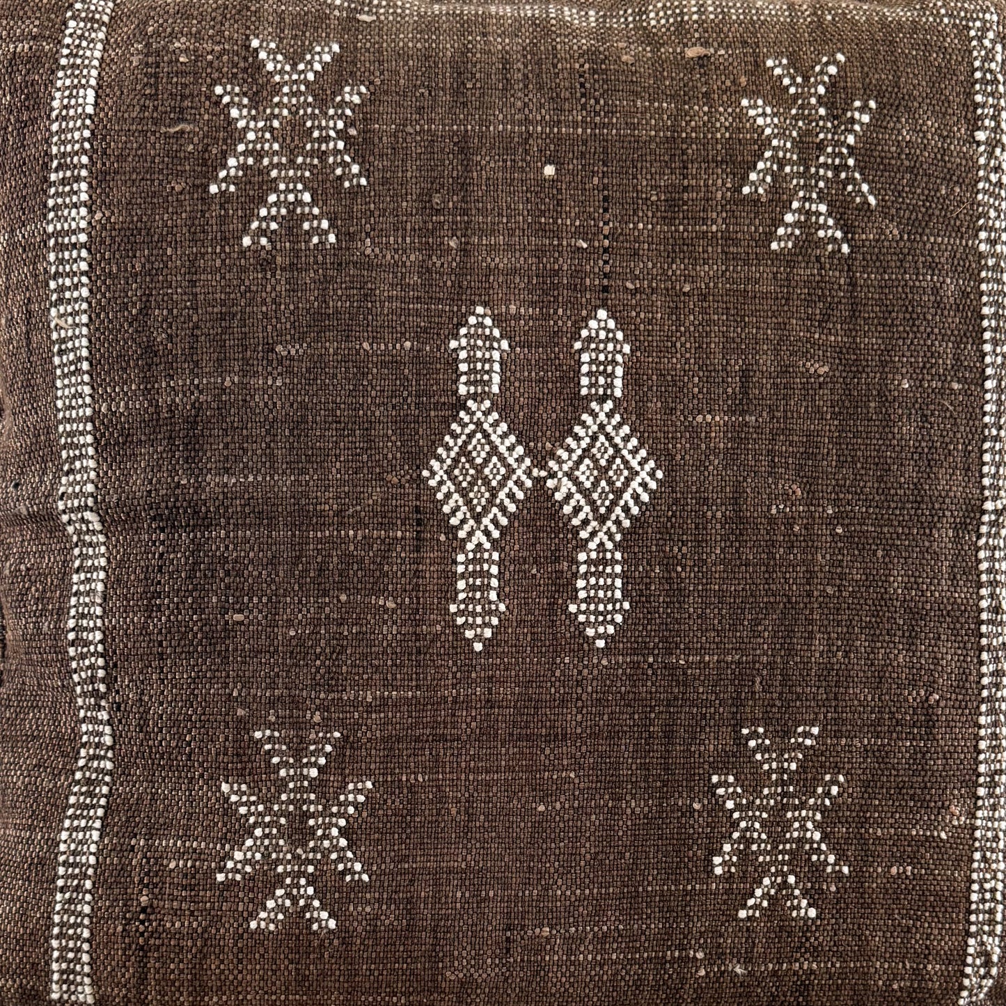 Detail foto patroon van Marokkaans sabra silk kussenhoes No.07 uit de Earth brown collectie
