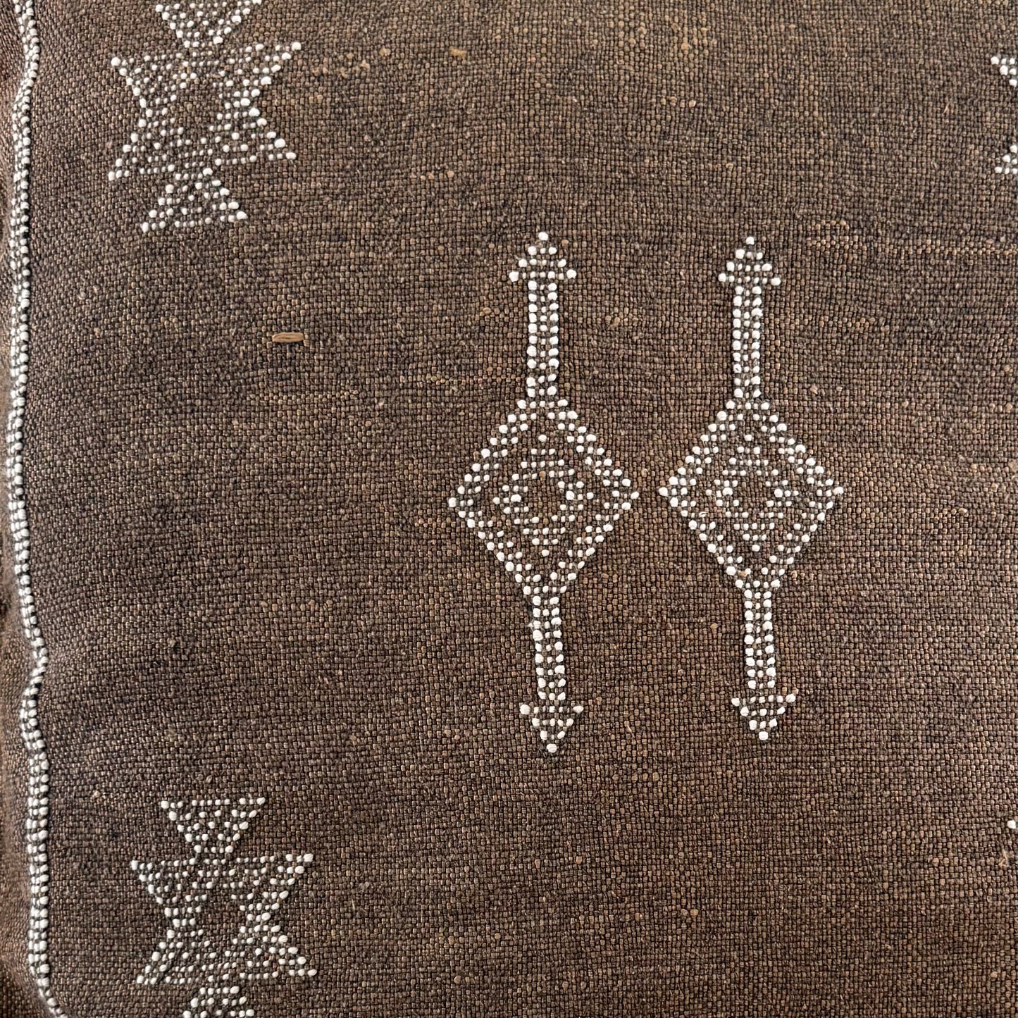 Detail foto patroon van Marokkaans sabra silk kussenhoes No.08 uit de Earth brown collectie
