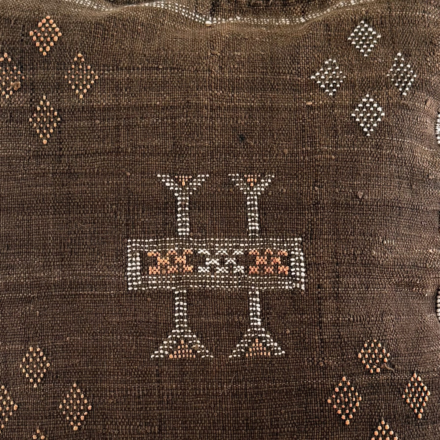 Detail foto patroon van Marokkaans sabra silk kussenhoes No.10 uit de Earth brown collectie