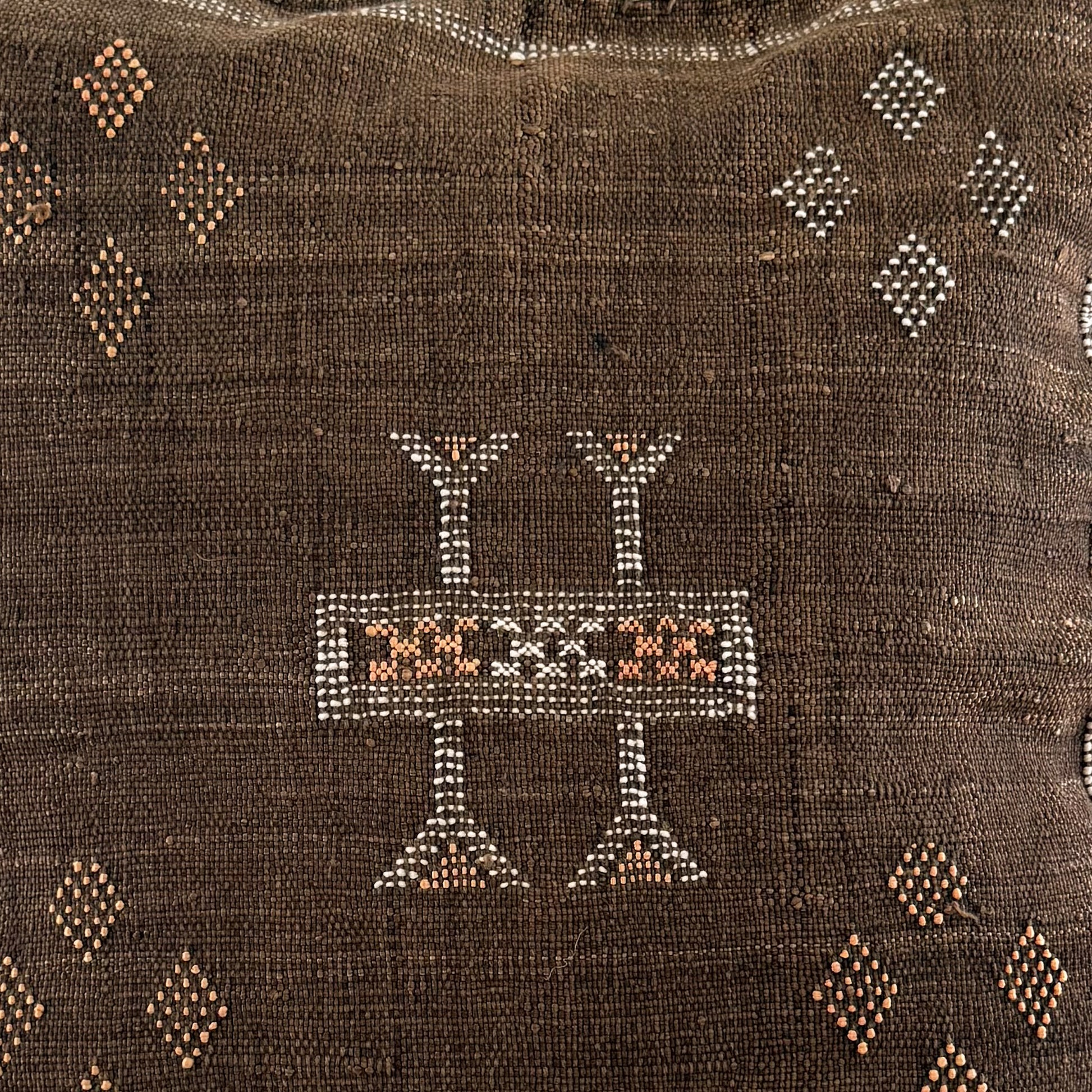 Detail foto patroon van Marokkaans sabra silk kussenhoes No.10 uit de Earth brown collectie