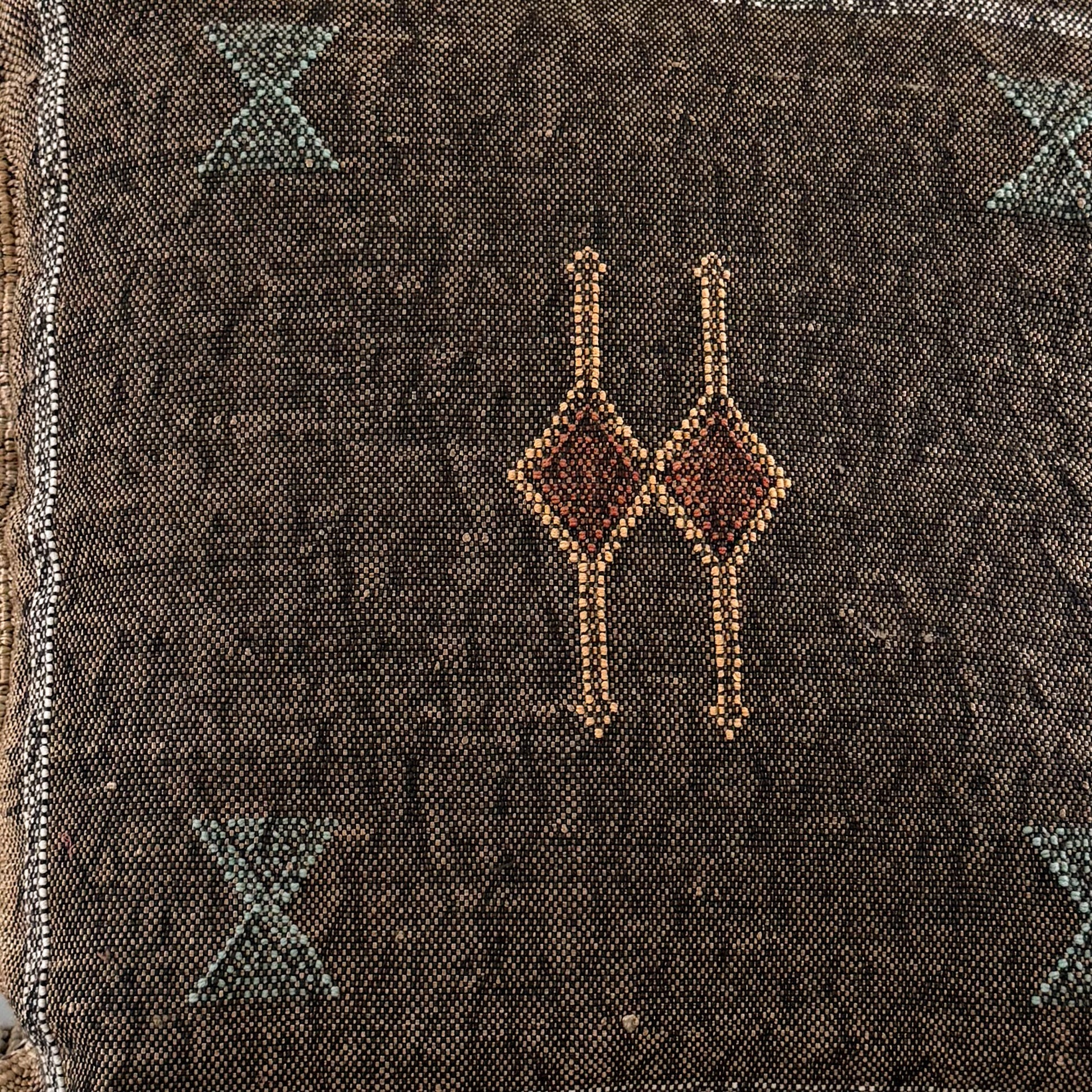 Detail foto patroon van Marokkaans sabra silk kussenhoes No.11 uit de Earth brown collectie