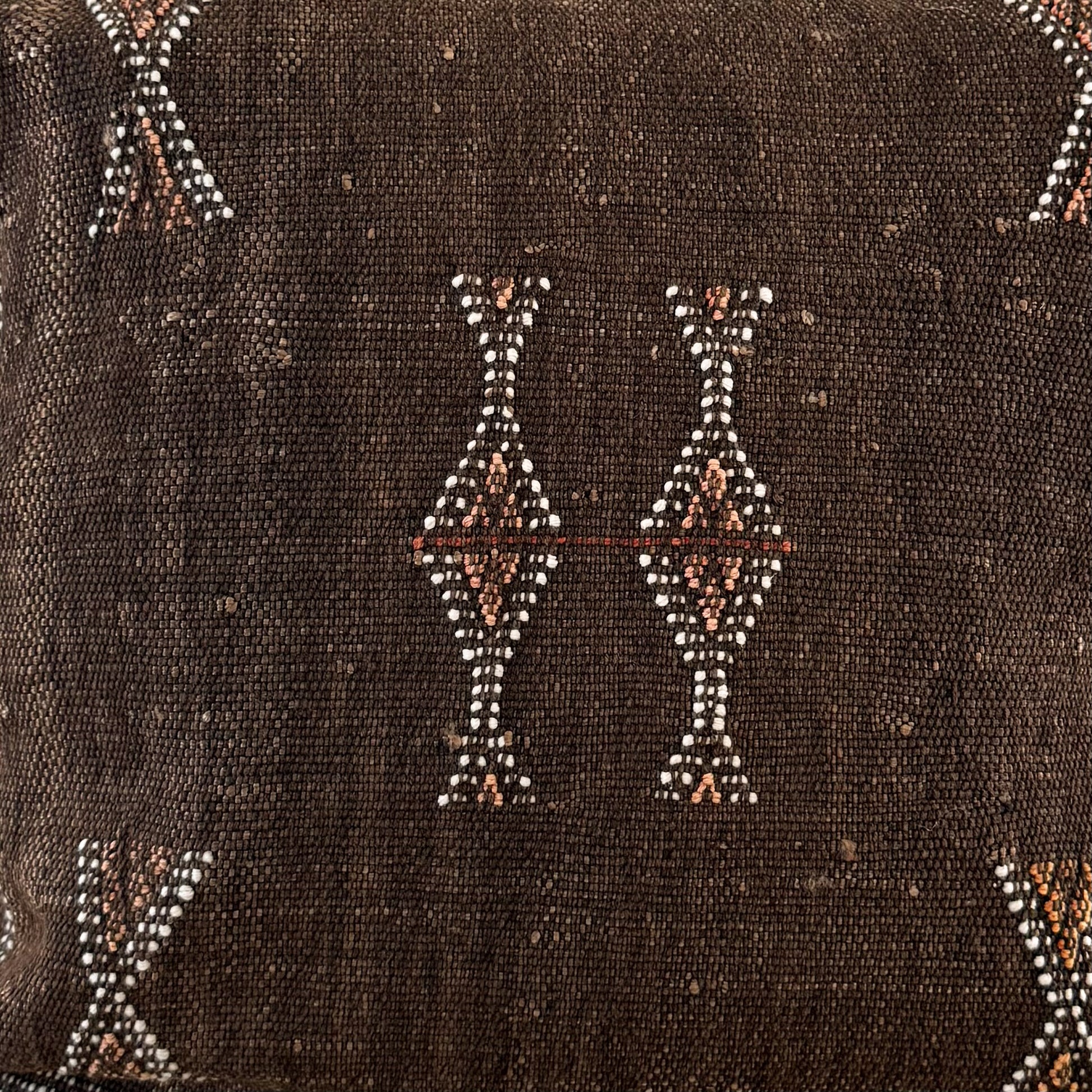 Detail foto patroon van Marokkaans sabra silk kussenhoes No.12 uit de Earth brown collectie