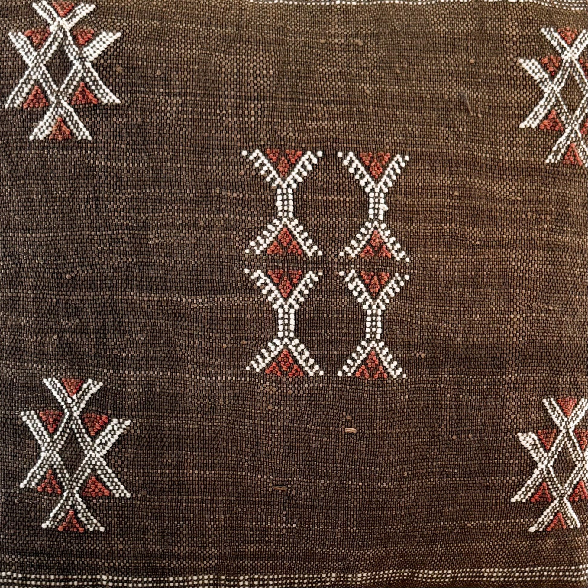 Detail foto patroon van Marokkaans sabra silk kussenhoes No.13 uit de Earth brown collectie