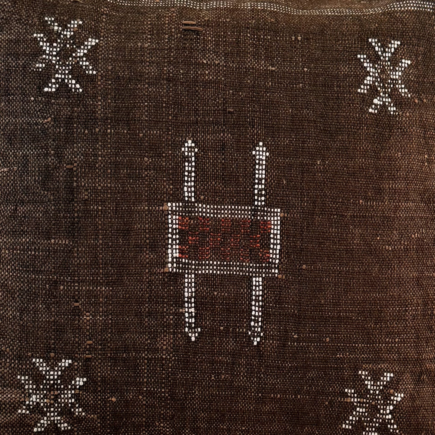 Detail foto patroon van Marokkaans sabra silk kussenhoes No.14 uit de Earth brown collectie