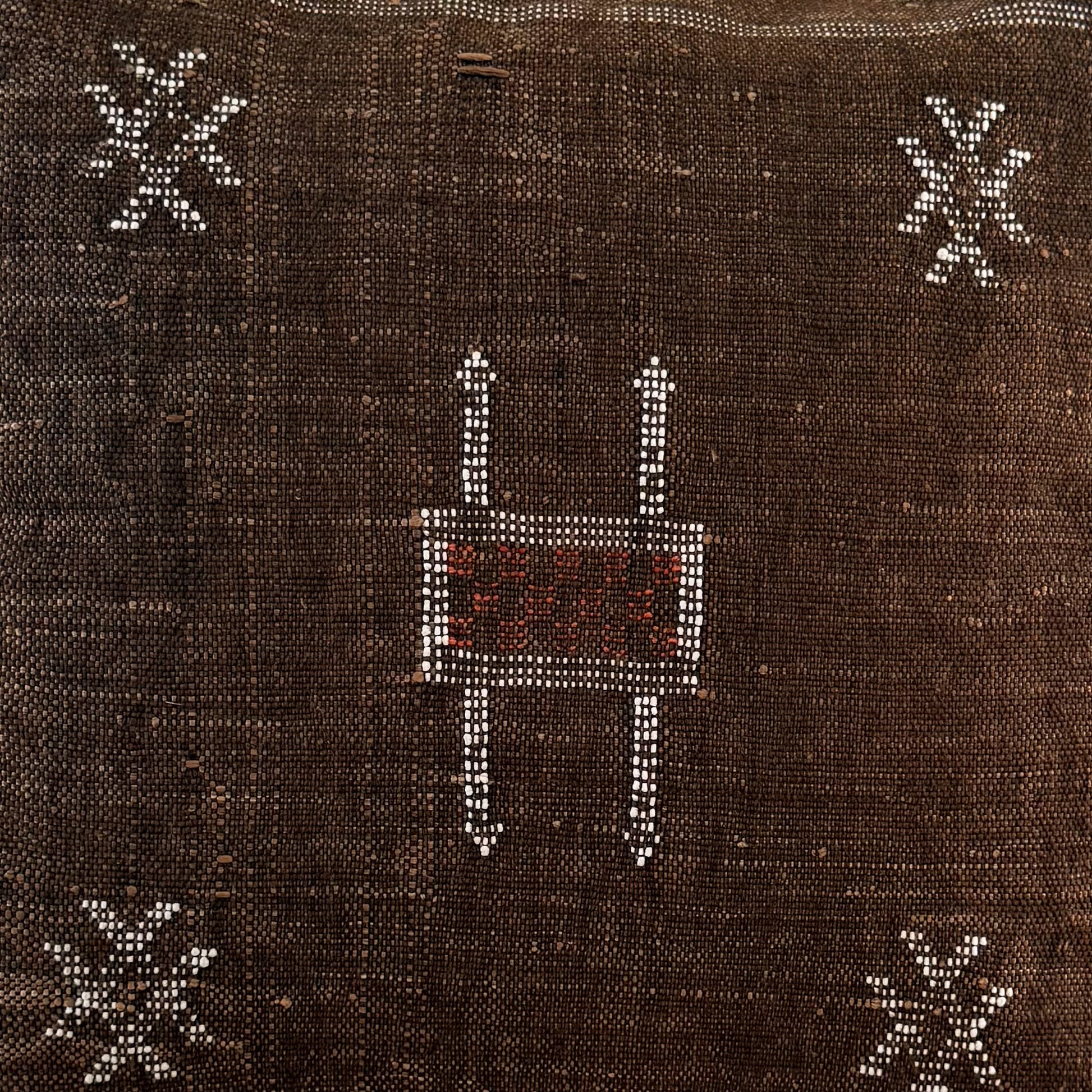 Detail foto patroon van Marokkaans sabra silk kussenhoes No.14 uit de Earth brown collectie