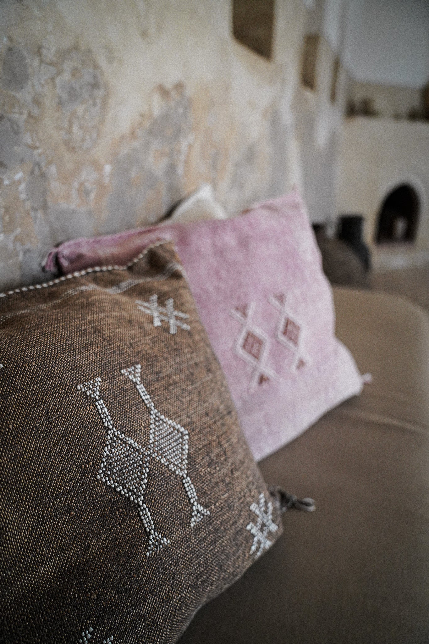 Marokkaans sabra silk kussen uit de Earth brown collectie en Rose sabra silk kussen