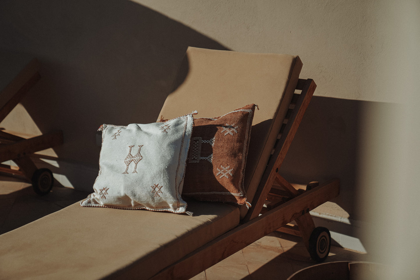 Marokaanse Sabra silk kussens in Off-white en Bruin op een ligbed
