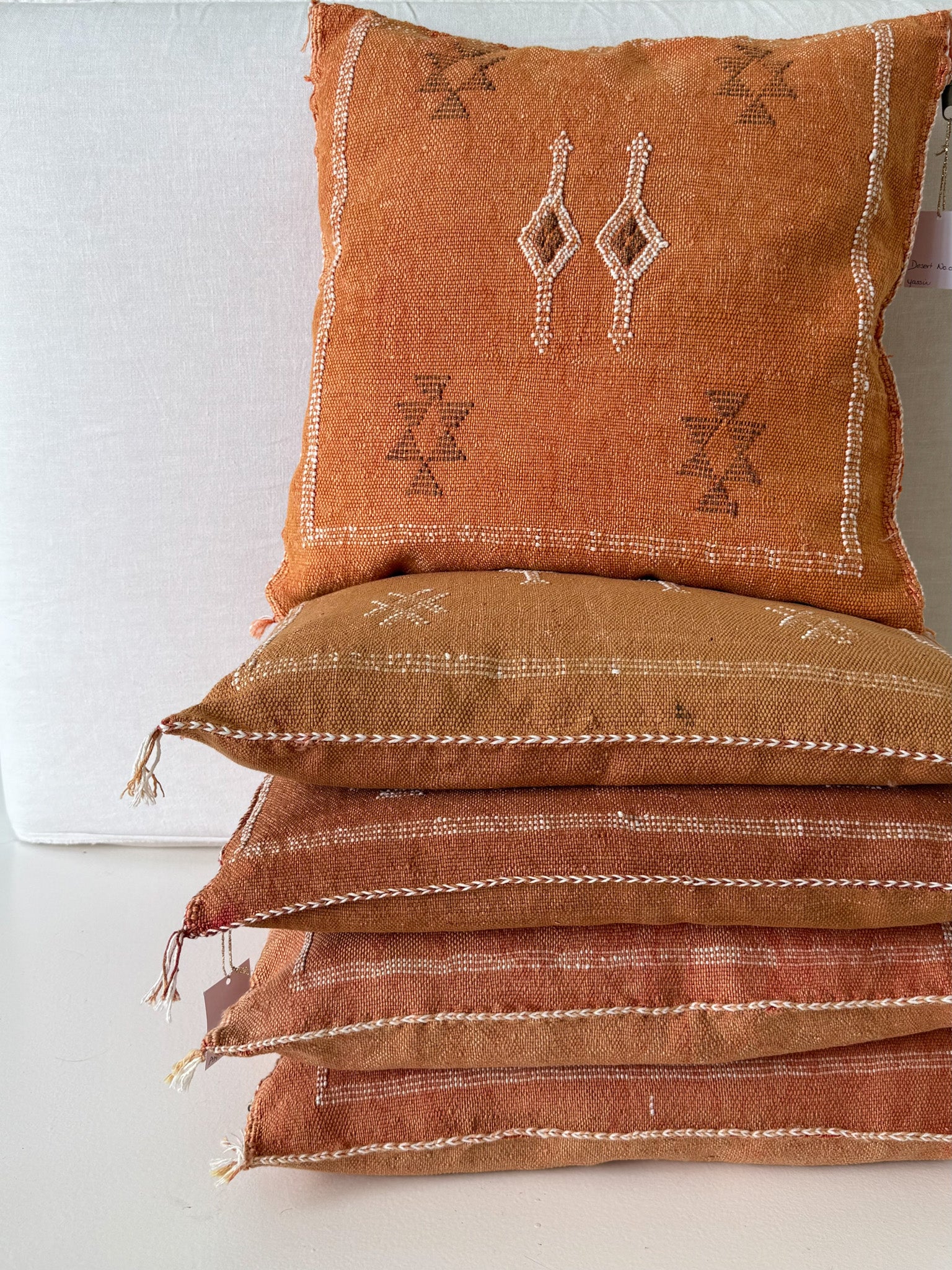 Stapel Marokkaanse Sabra Silk kussens uit de Dessert collection