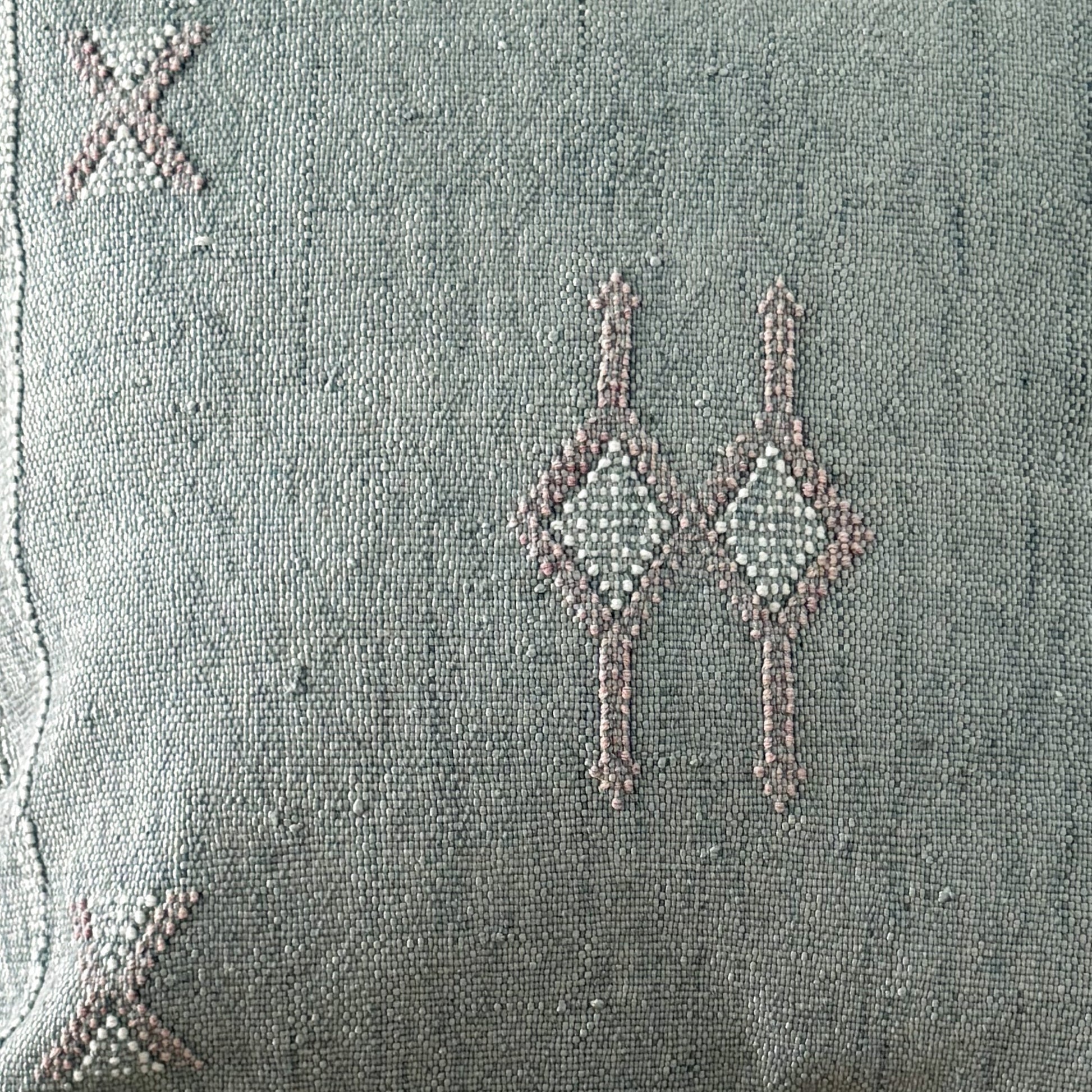 Detail patroon van Marokkaans sabra silk kussenhoes ocean mist