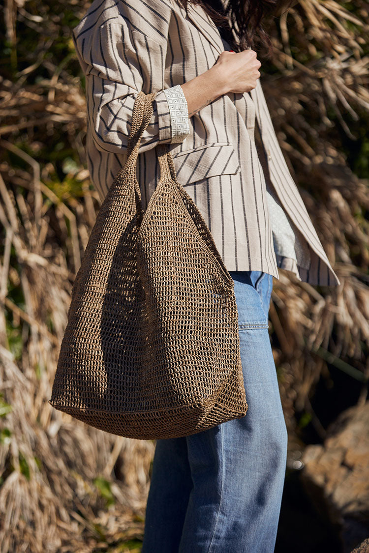 Ombinisoa bag tea van Made in Mada gedragen aan de arm.