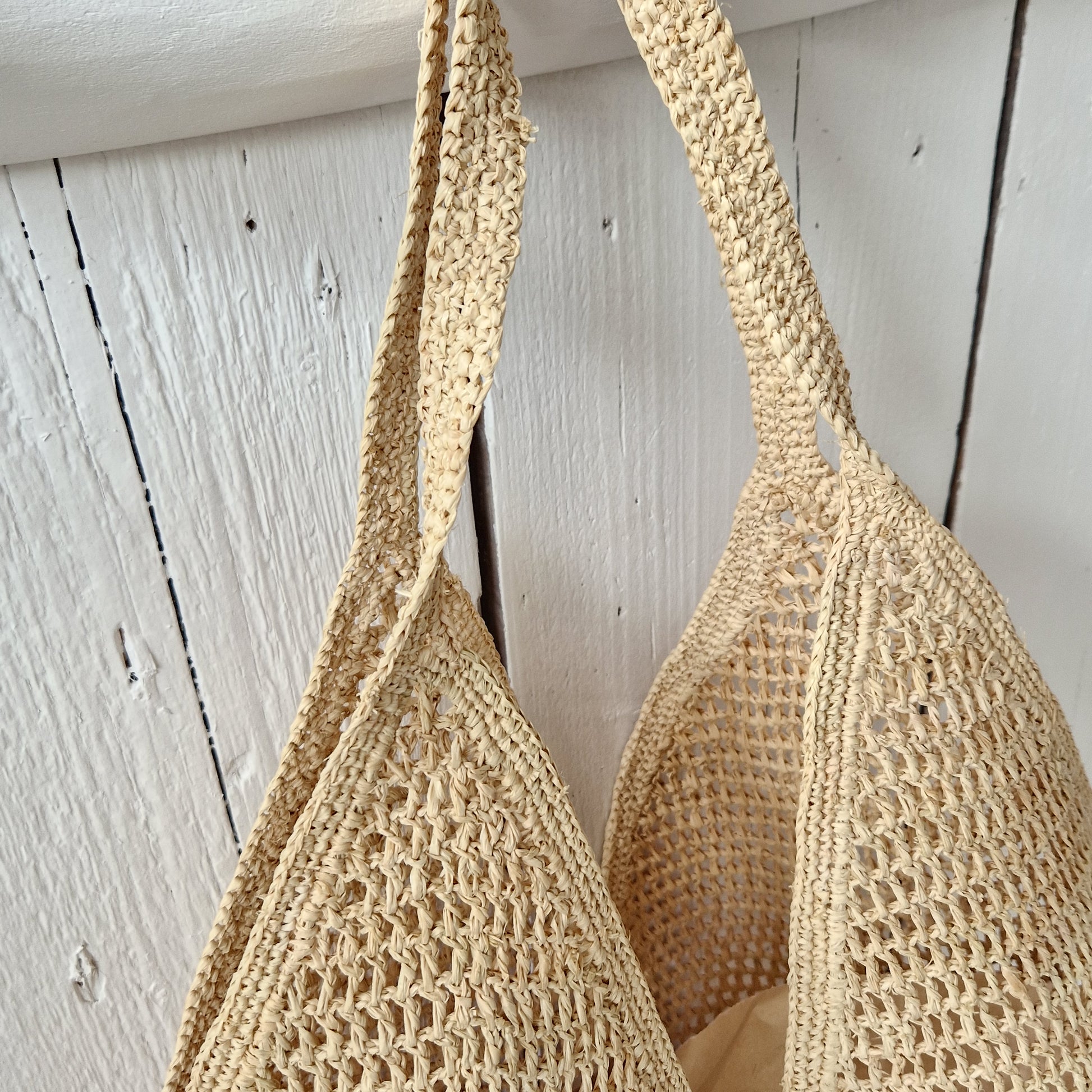 Detail foto van de Handgevlochten raffia tas Ombinisoa in de kleur naturel van Made in Mada