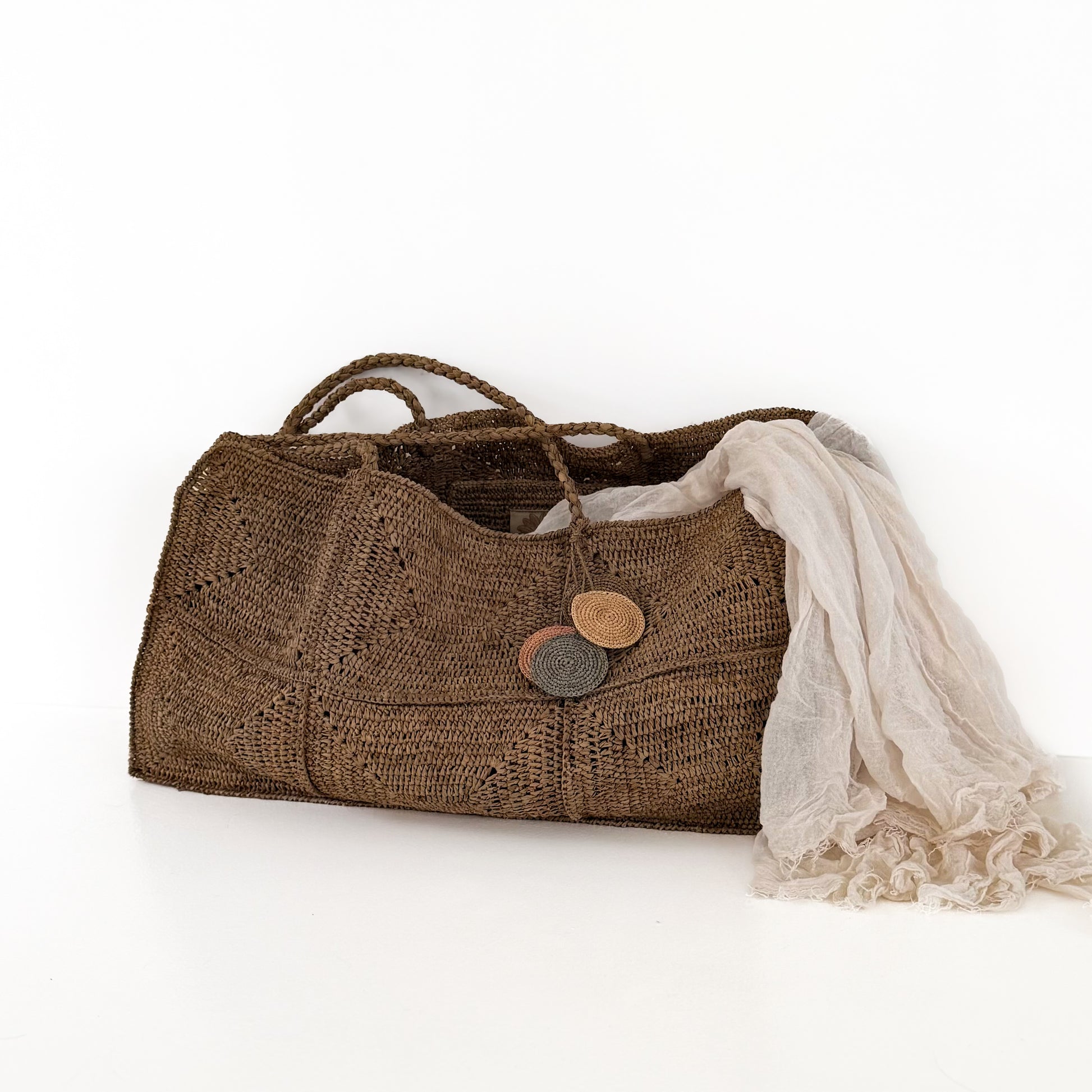 Grote Raffia strandtas Gaby van Made in Mada in de kleur tea