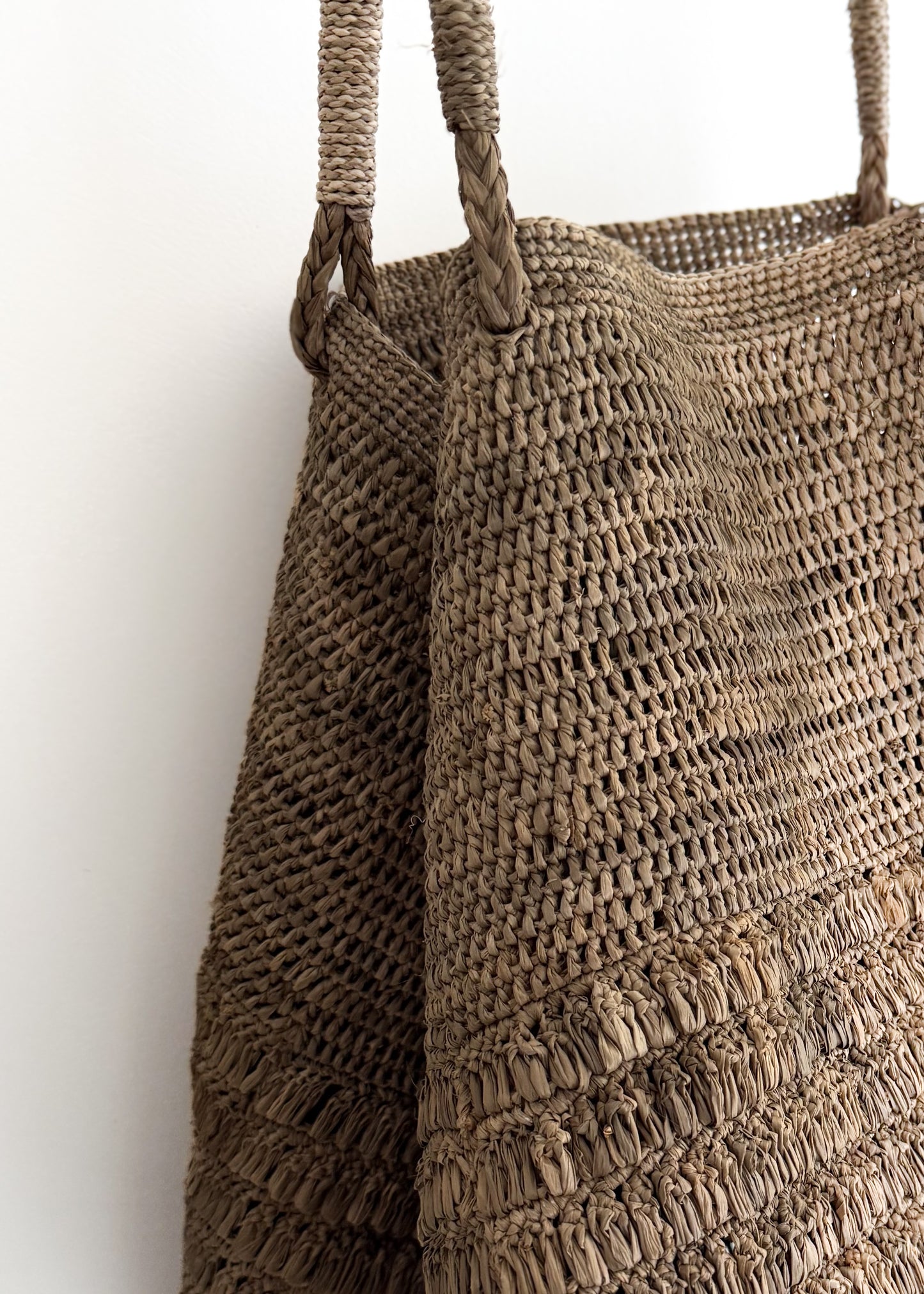 Raivo Bag Tea van Made in Mada detail van handgeweven raffia tas