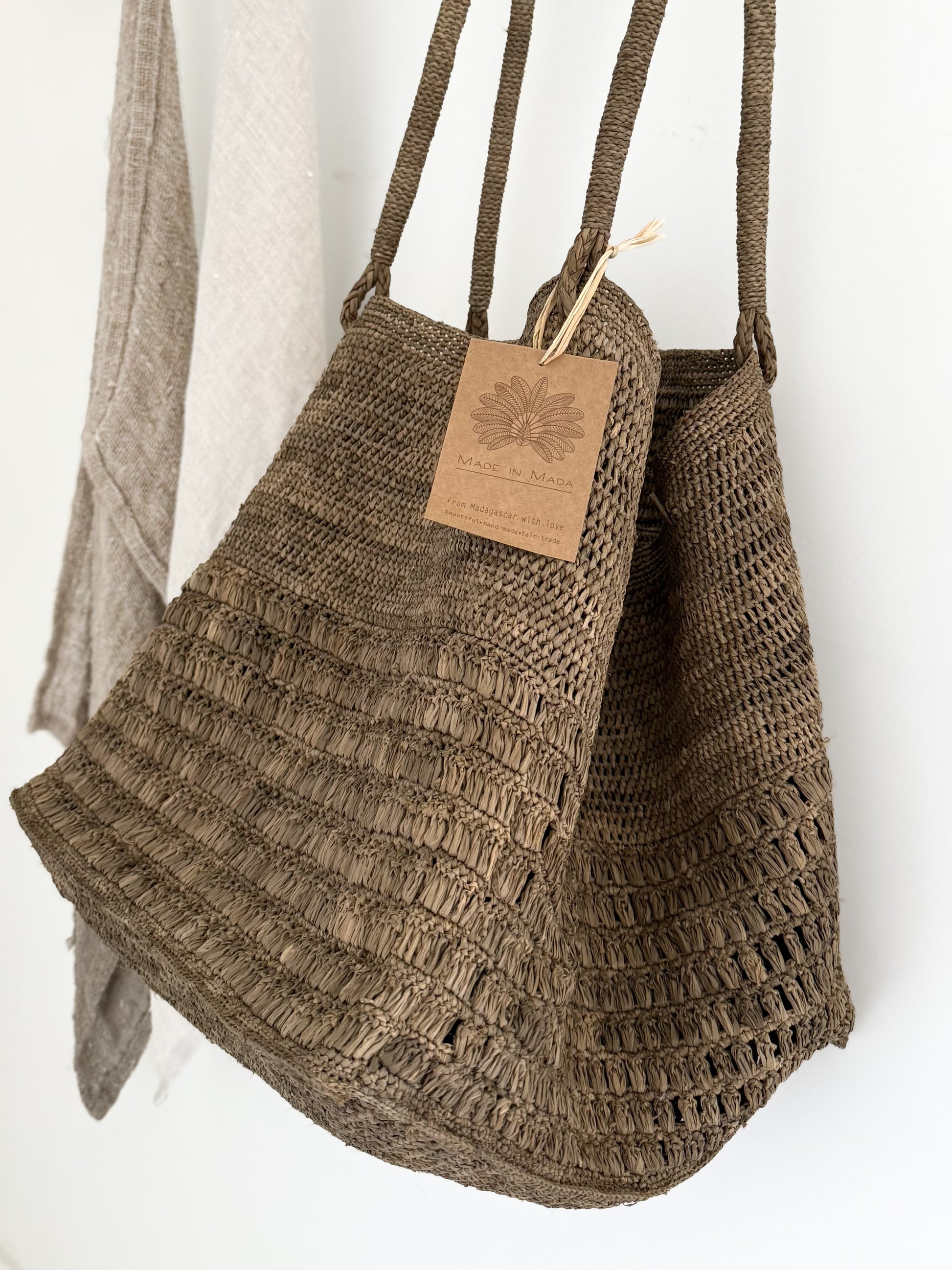Raivo Bag Tea van Made in Mada handgemaakte raffia tas in Tea