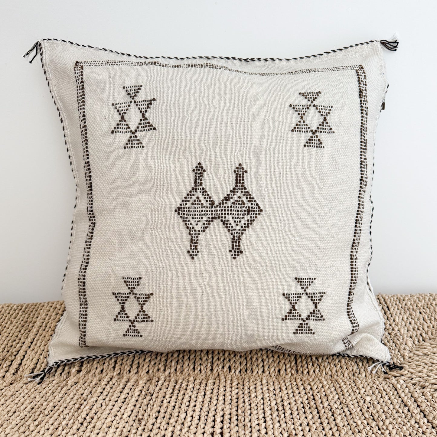 Marokkaanse kussenhoes Sabra Silk Off white met donker bruin patroon
