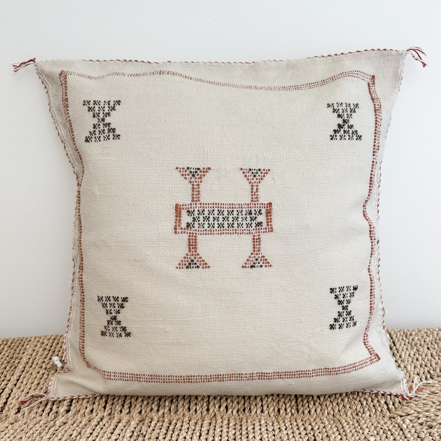 Marokkaanse kussenhoes Sabra Silk Off white met terracotta bruin en bruin patroon