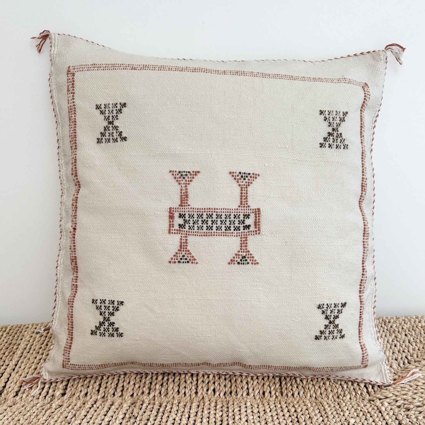 Marokkaanse kussenhoes Sabra Silk Off white met terracotta bruin en bruin patroon