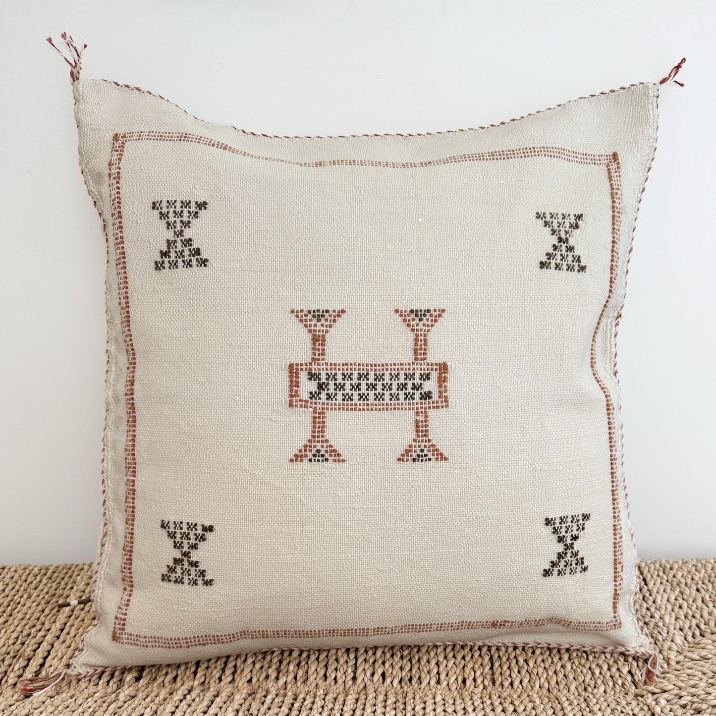 Marokkaanse kussenhoes Sabra Silk Off white met terracotta bruin en bruin patroon