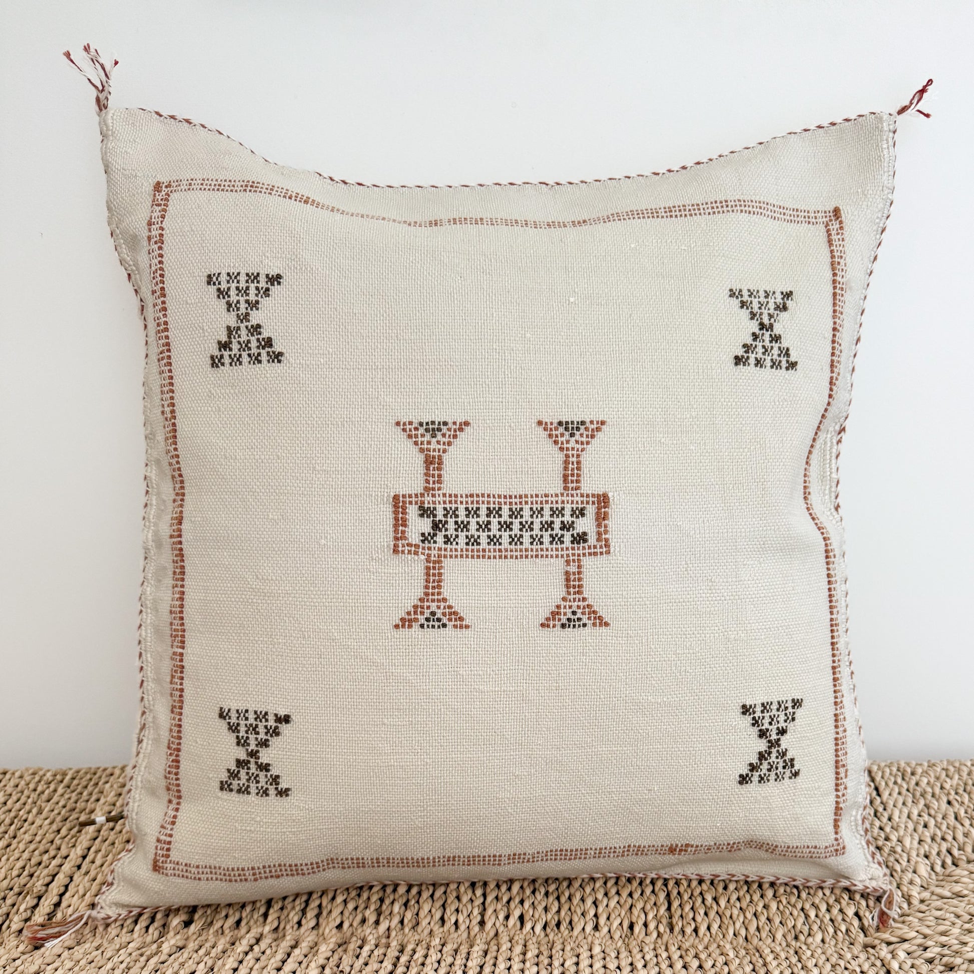 Marokkaanse kussenhoes Sabra Silk Off white met terracotta bruin en bruin patroon