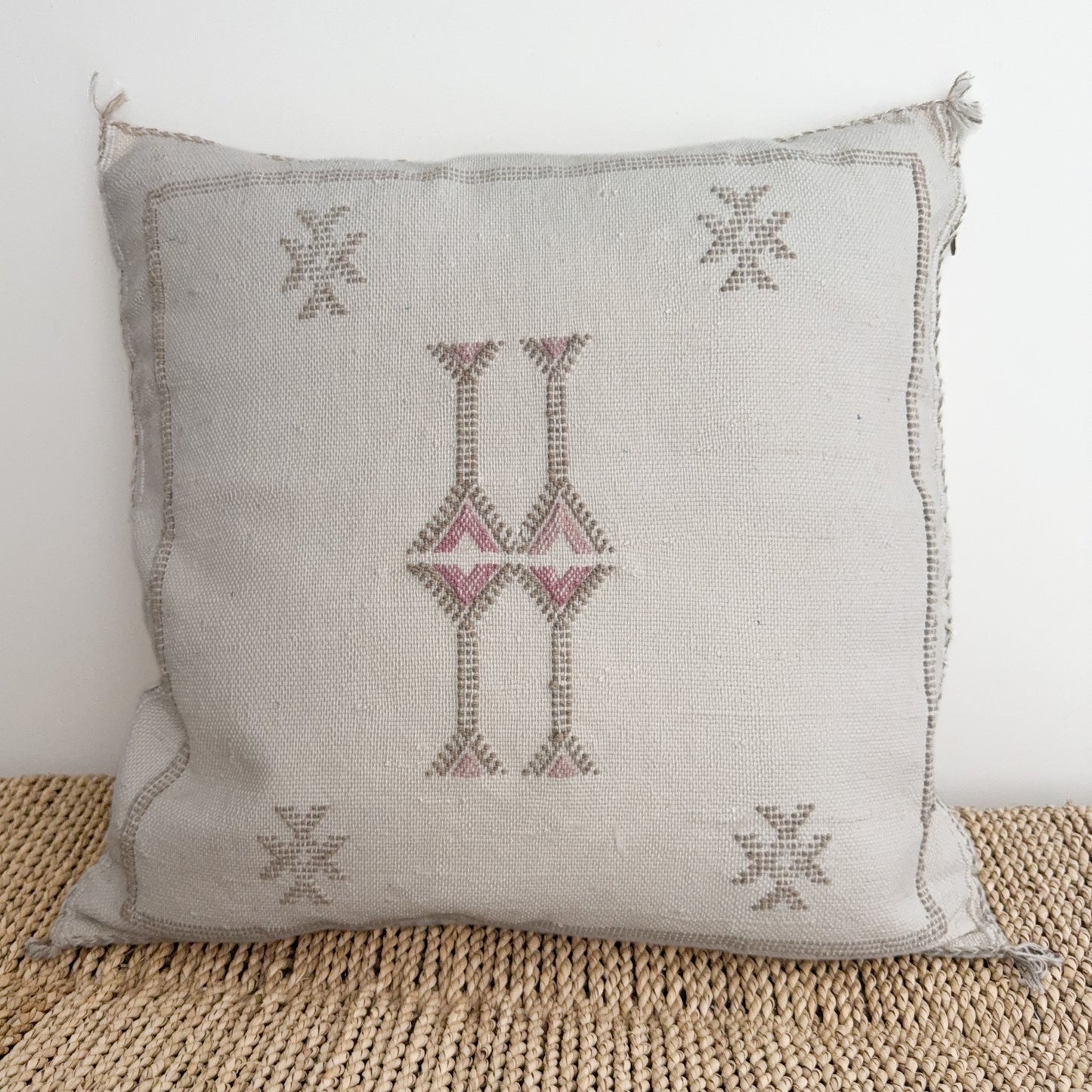 Marokkaanse kussenhoes Sabra Silk Off white met naturel en zachtroze patroon