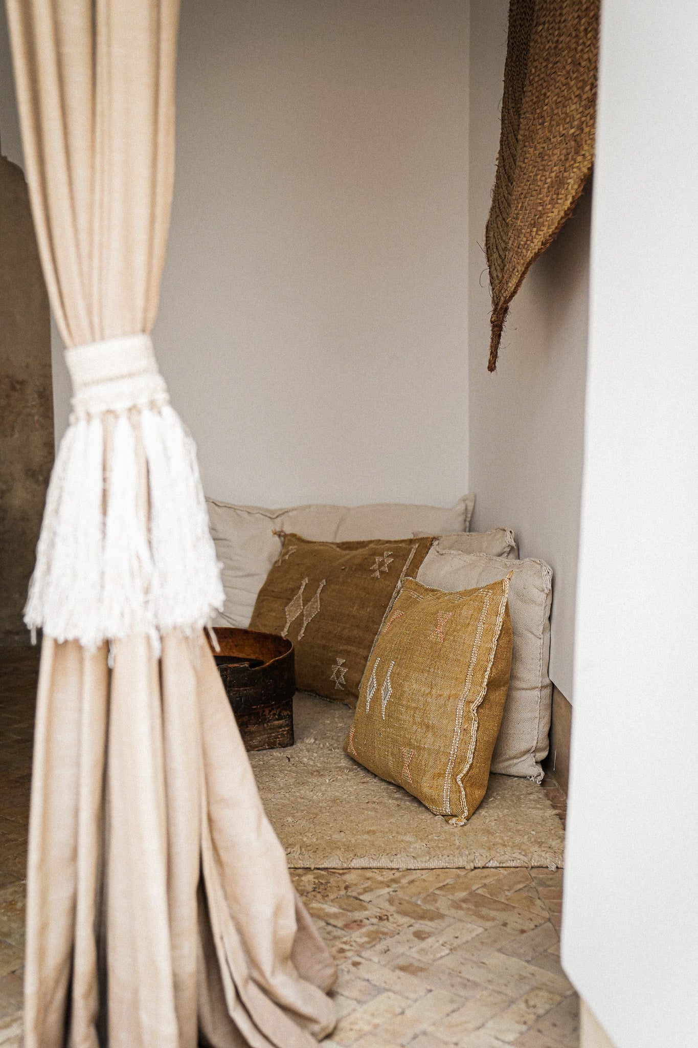 Sfeerbeeld van Marokkaanse Sabra Silk kussens uit de Golden Dune collectie in een Riad
