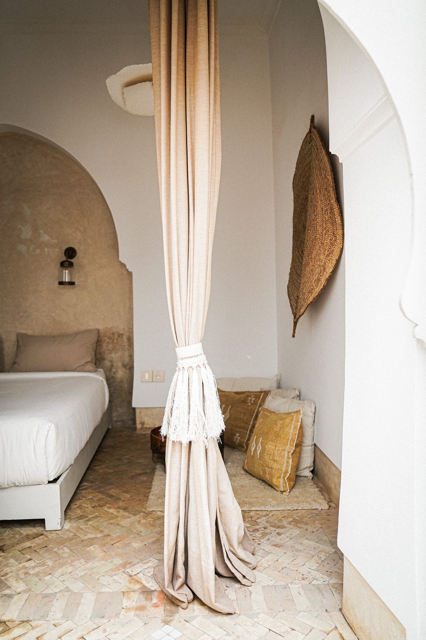 Sfeerfoto Marokkaanse Sabra Silk kussens uit de Golden Dune collectie in een Riad