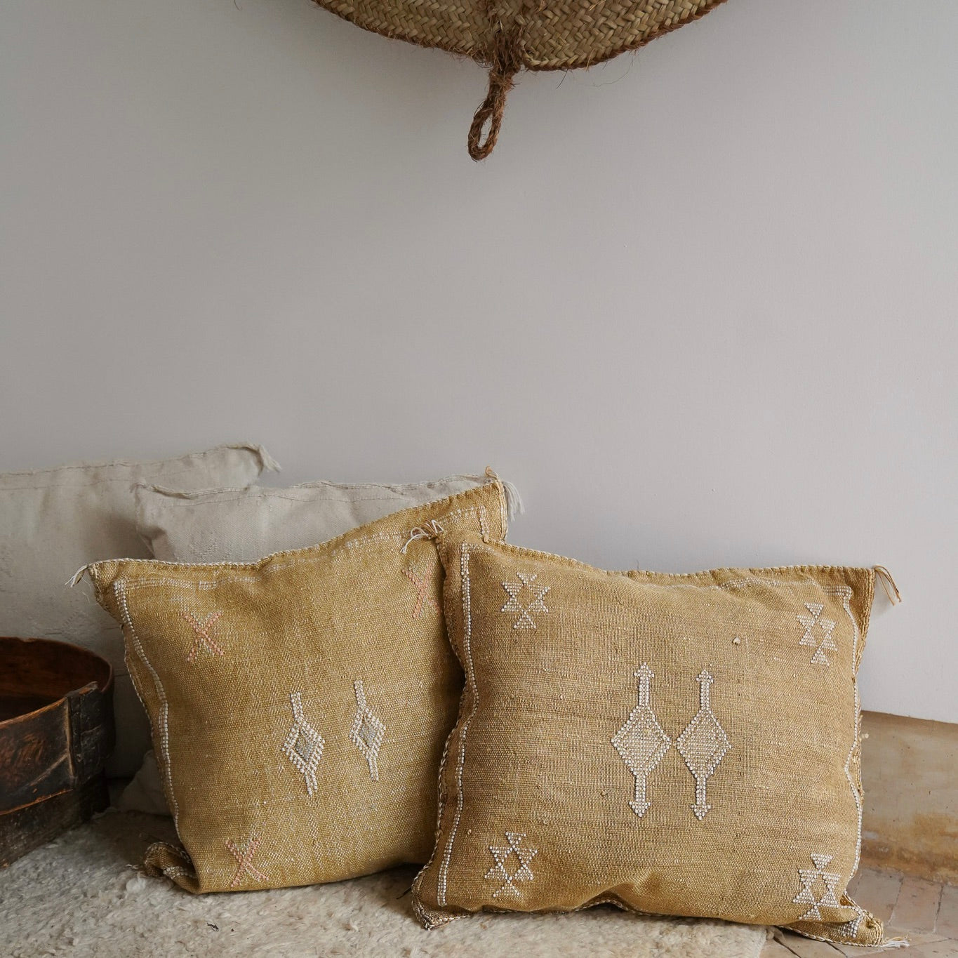 Sfeerfoto Marokkaanse Sabra Silk kussens uit de Golden Dune collectie