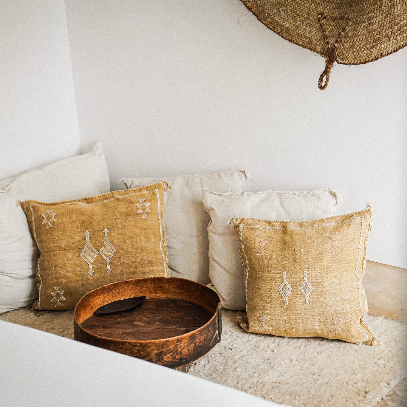 Sfeerfoto Marokkaanse Sabra Silk kussens uit de Golden Dune collectie