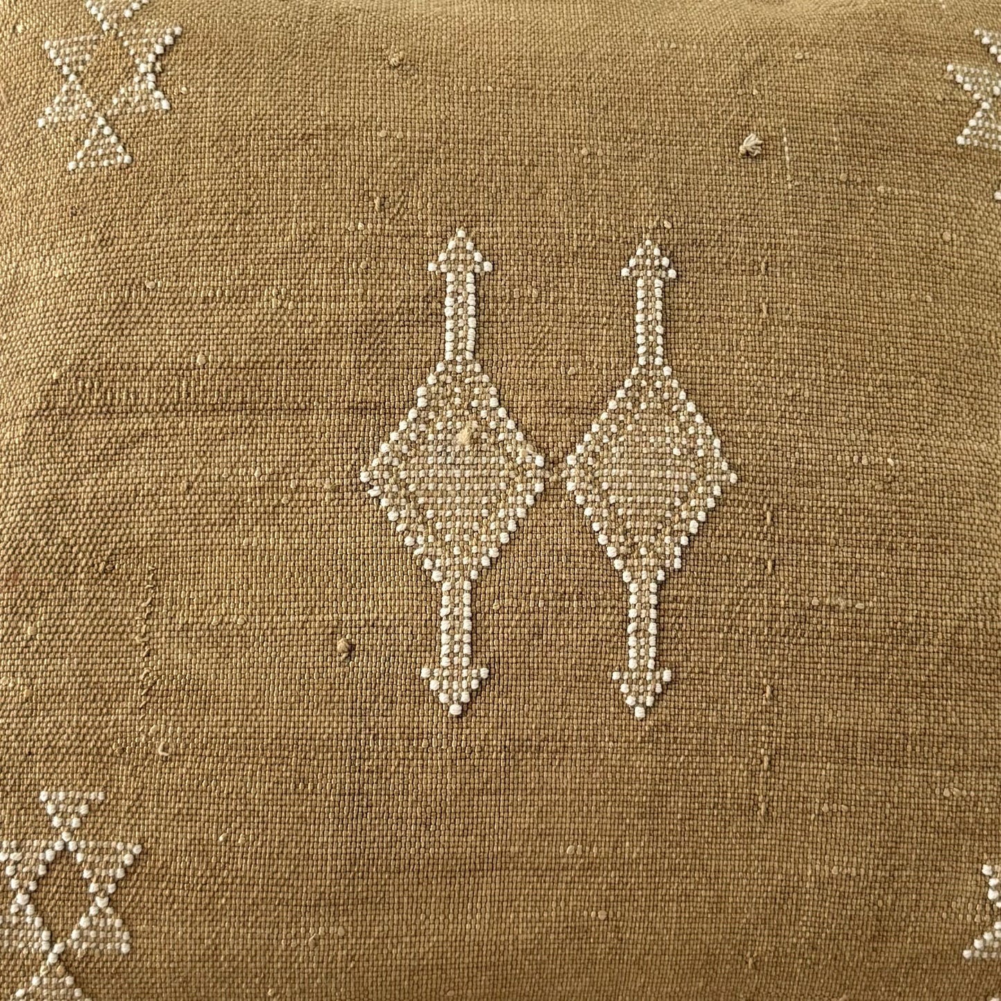Detail foto van Marokkaans Sabra Silk kussen Golden Dune No. 01