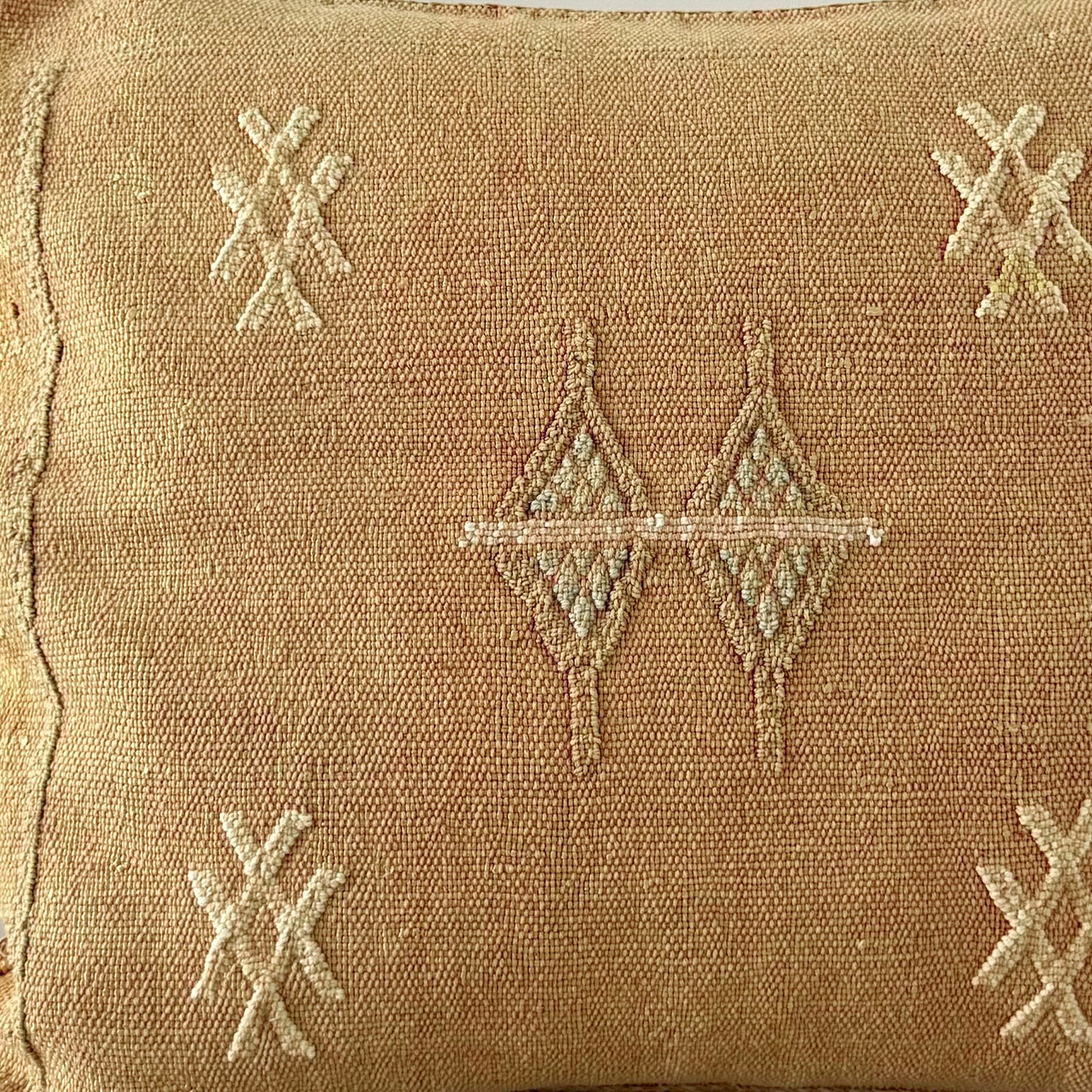 Detail foto van Marokkaans Sabra Silk kussen Golden Dune No. 02