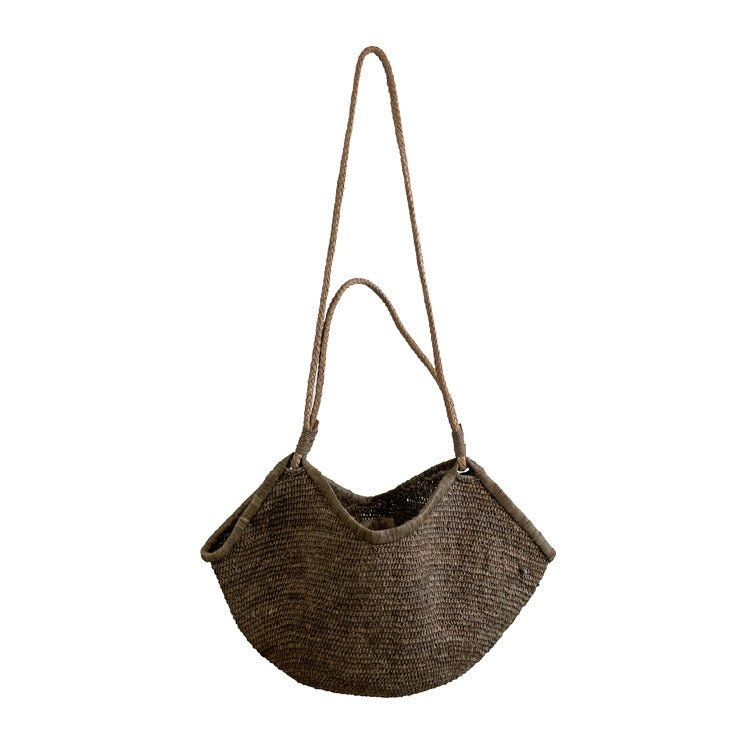 Aina M Bag in Tea-tint met organische schelpvorm en elegante lederen schouderriemen