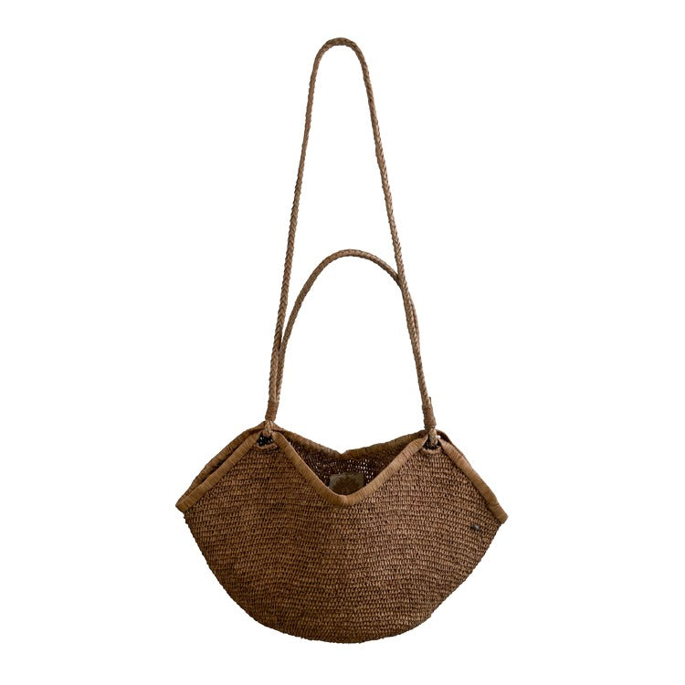 Aina M Bag Light Brown, handgeweven van raffia met dubbele draaghengsels 