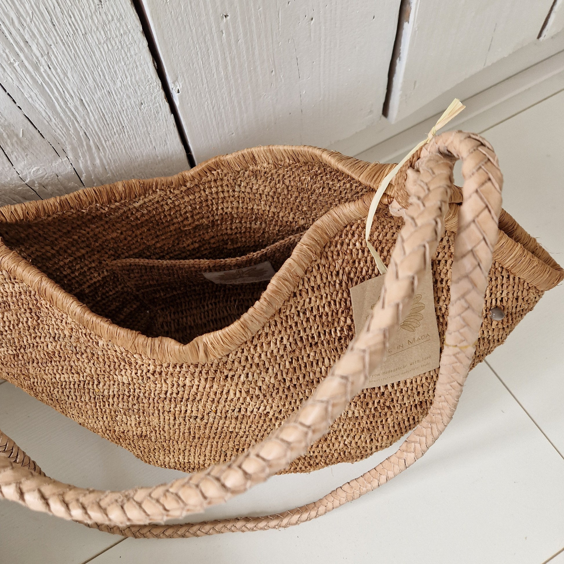 Bovenaanzicht van de Aina M Bag Light Brown met binnenvak en leren hengsels, toont de natuurlijke structuur