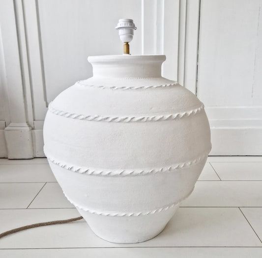 Grote witte keramieken lampenvoet met linnen snoer, handgemaakt en exclusief bij By Bliss