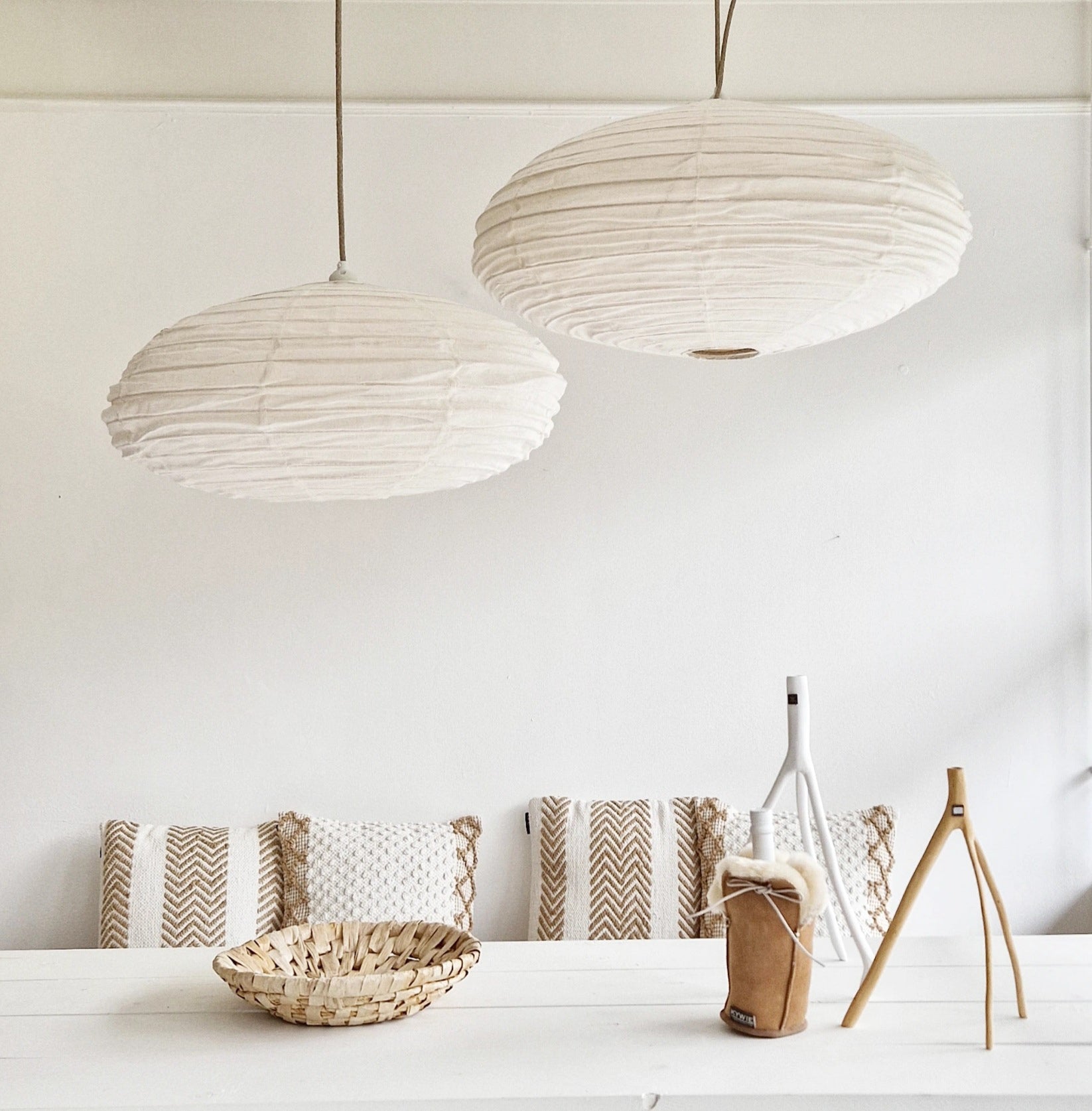 Ufo's off-white in doorsnede 60 en 80 cm boven eettafel in een wit interieur