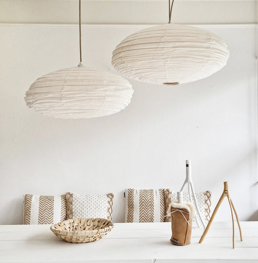 Ufo's off-white in doorsnede 60 en 80 cm boven eettafel in een wit interieur