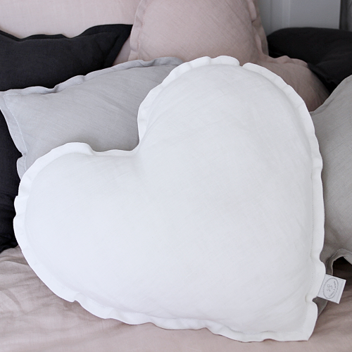 Cotton & Sweets linen heart cushion White
