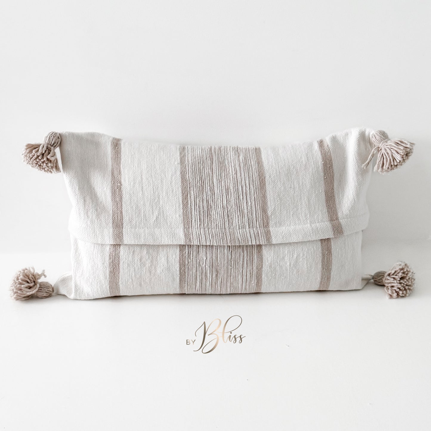 Achterkant van Marokkaans pompom kussen off-white met beige strepen en pompoms in het formaat 30x50 cm