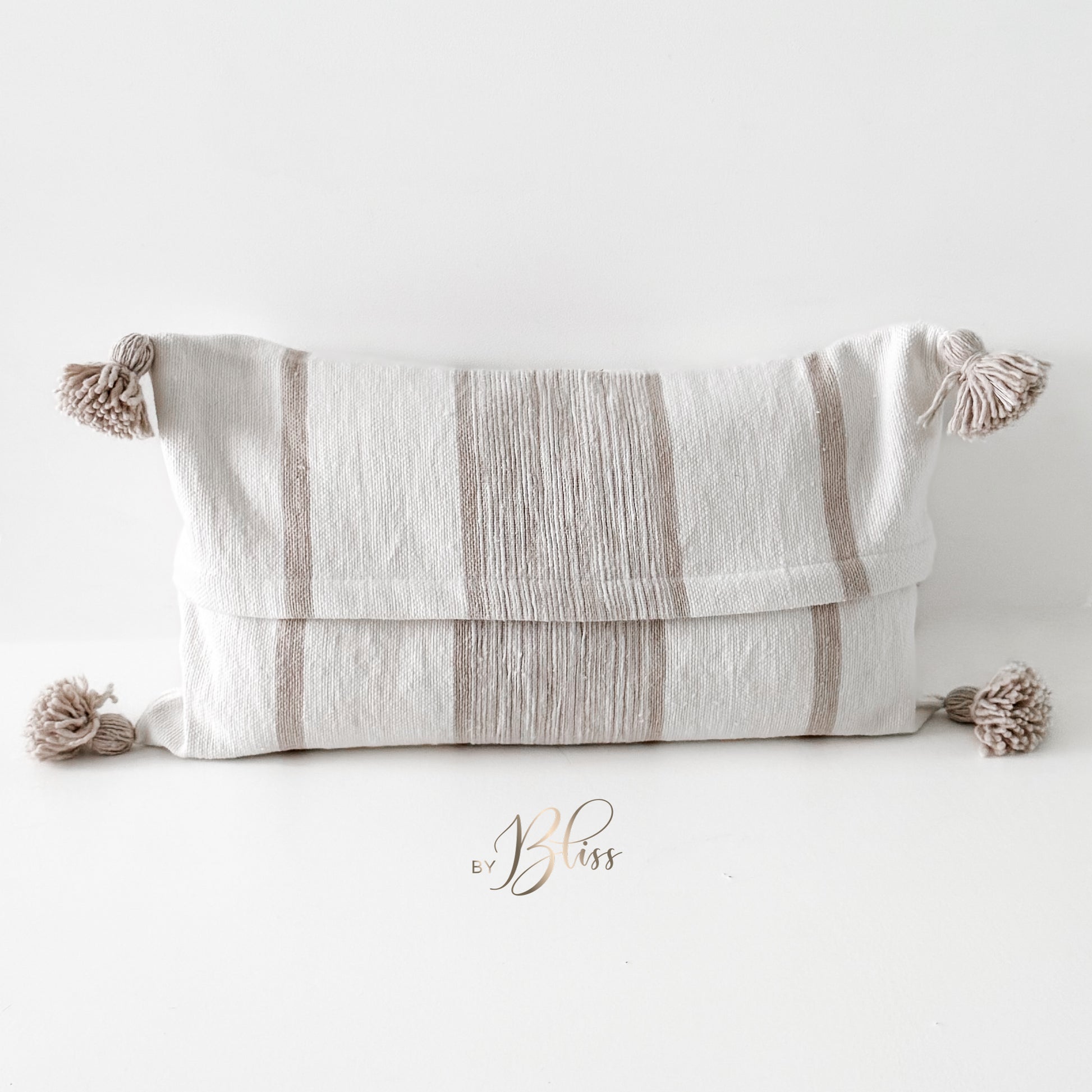Achterkant van Marokkaans pompom kussen off-white met beige strepen en pompoms in het formaat 30x50 cm