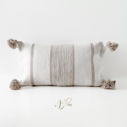 Marokkaans pompom kussen off-white met beige strepen en pompoms in het formaat 30x50 cm