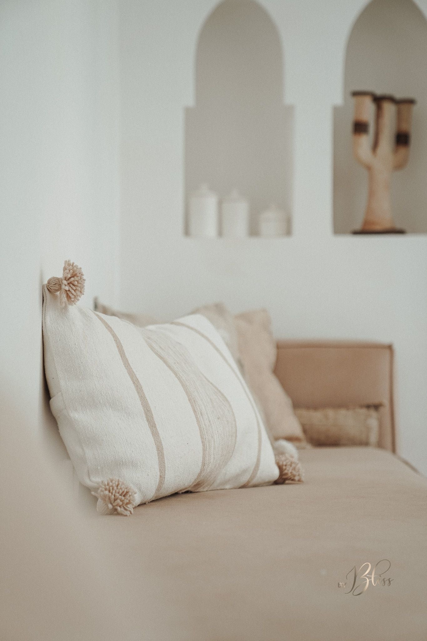 Marokkaans pompom kussen off-white 40x60 op bank