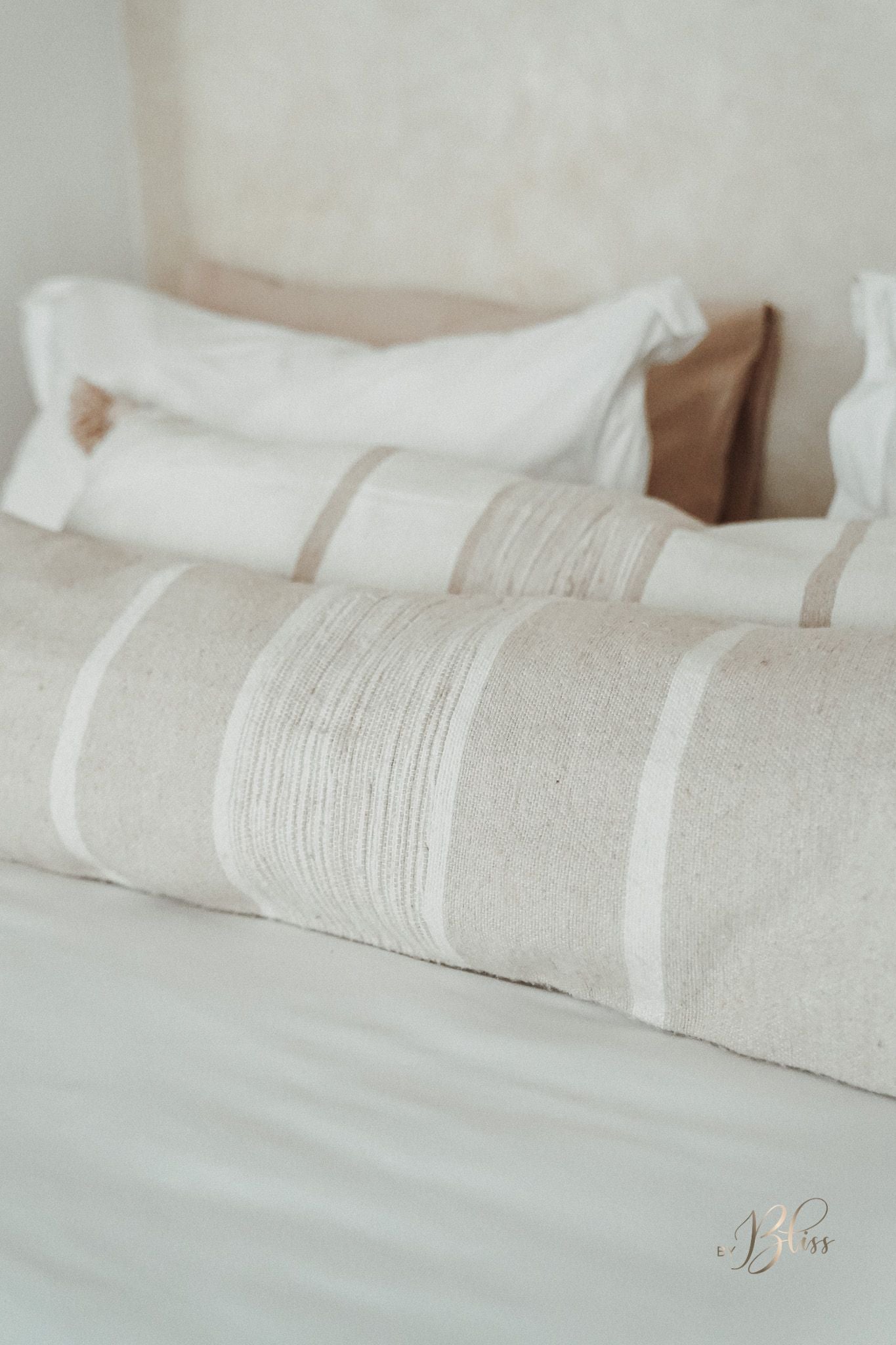 Marokkaanse pompom kussens beige en off-white detail foto op bed
