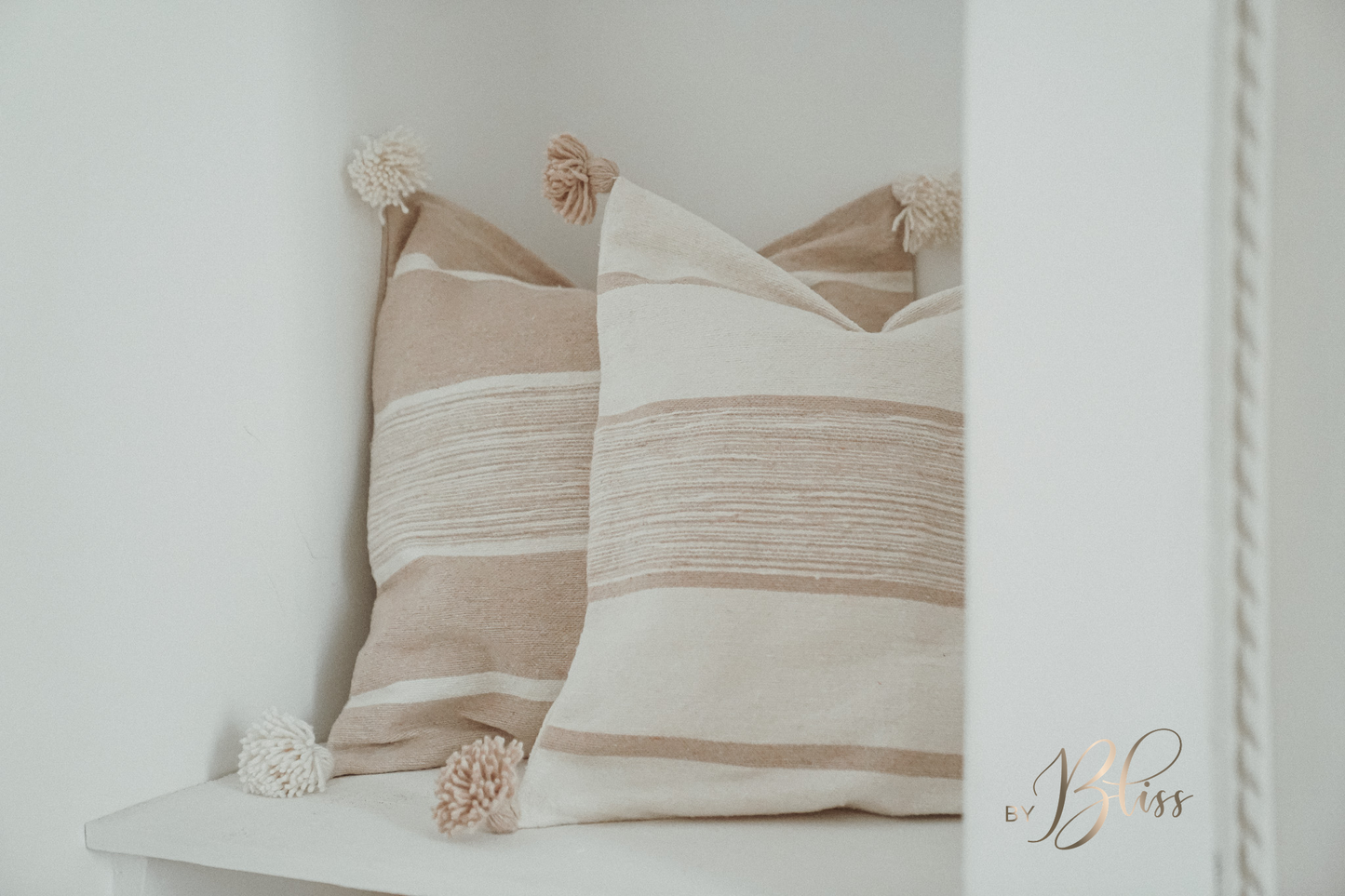 marokkaanse pompom kussens 50x50 off-white en beige in licht interieur