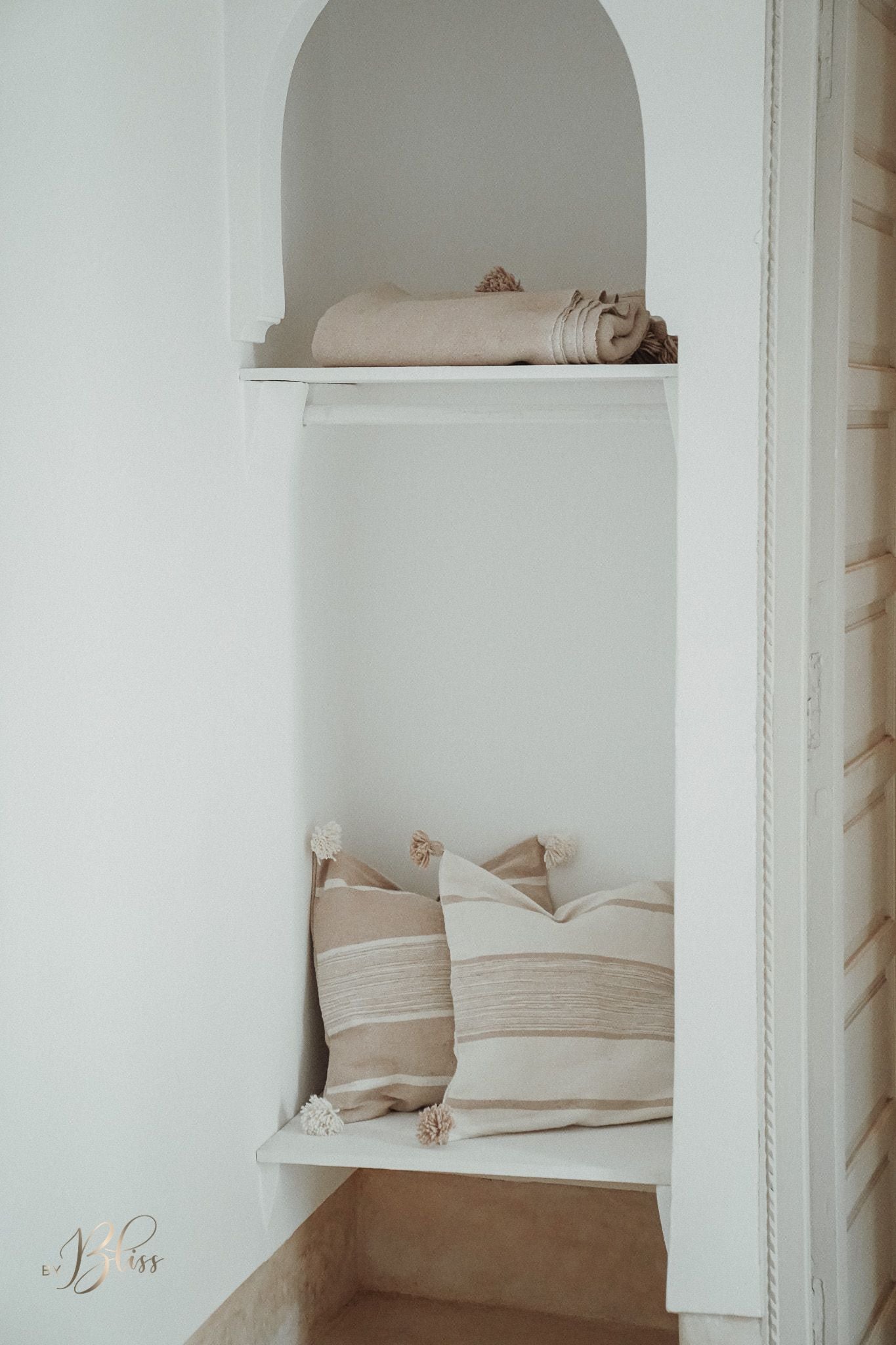 Marokkaanse Pompom kussens off-white en Beige in licht interieur
